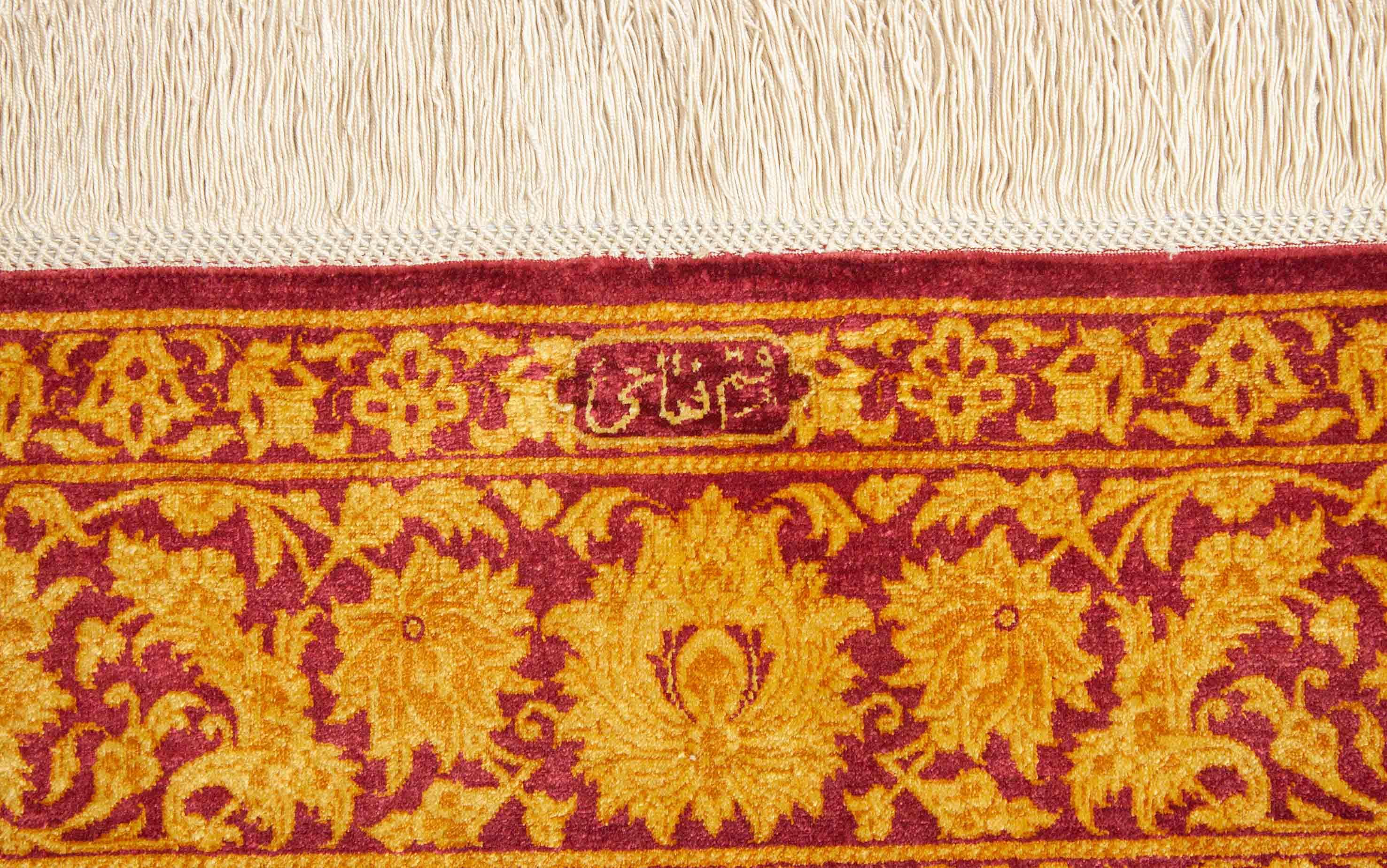 Eine Fotoaufnahme eines Ghom Teppichs.