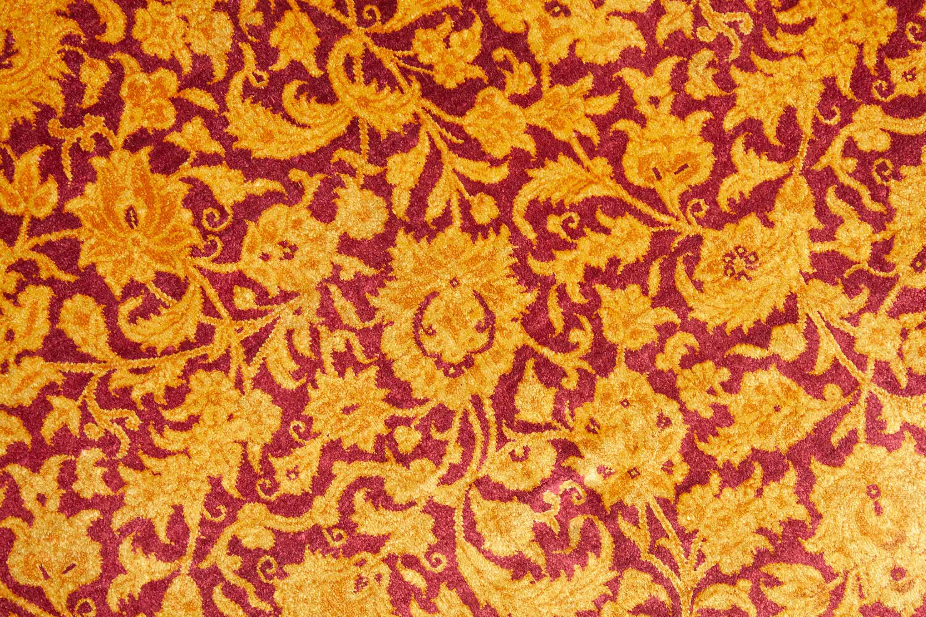 Eine Fotoaufnahme eines Ghom Teppichs.