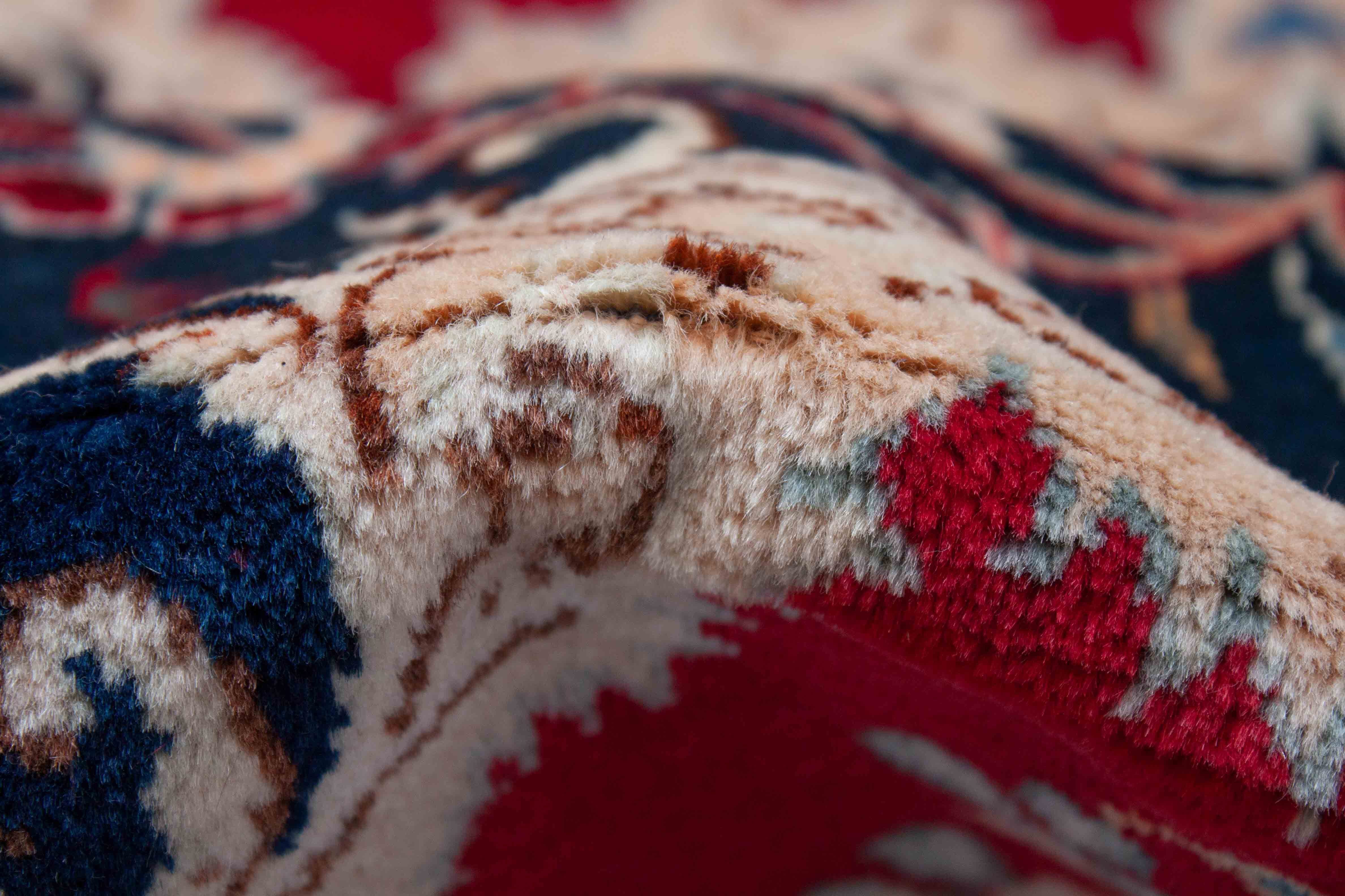 Eine Fotoaufnahme eines Keshan Teppichs.