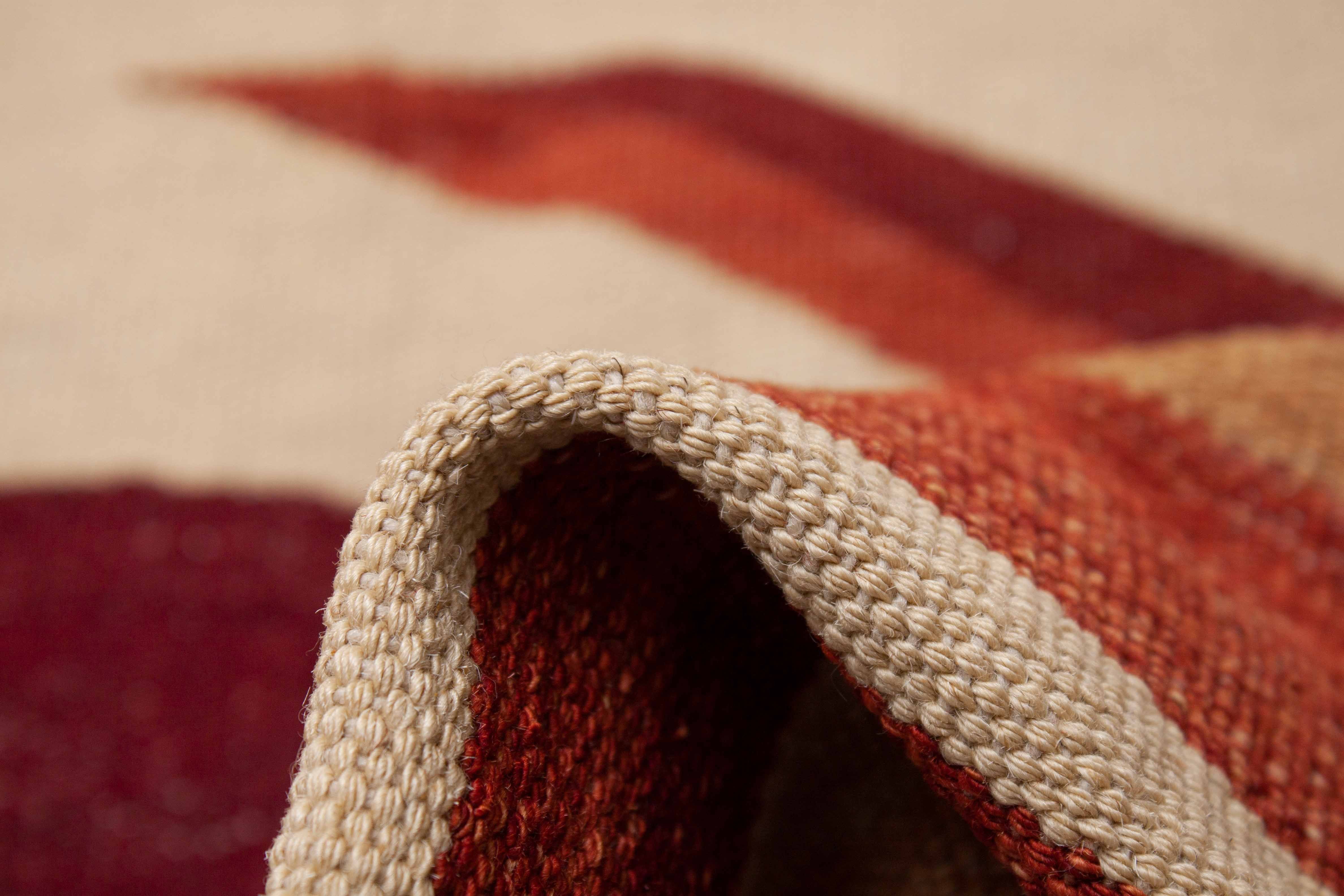 Eine Fotoaufnahme eines Kelim Teppichs.