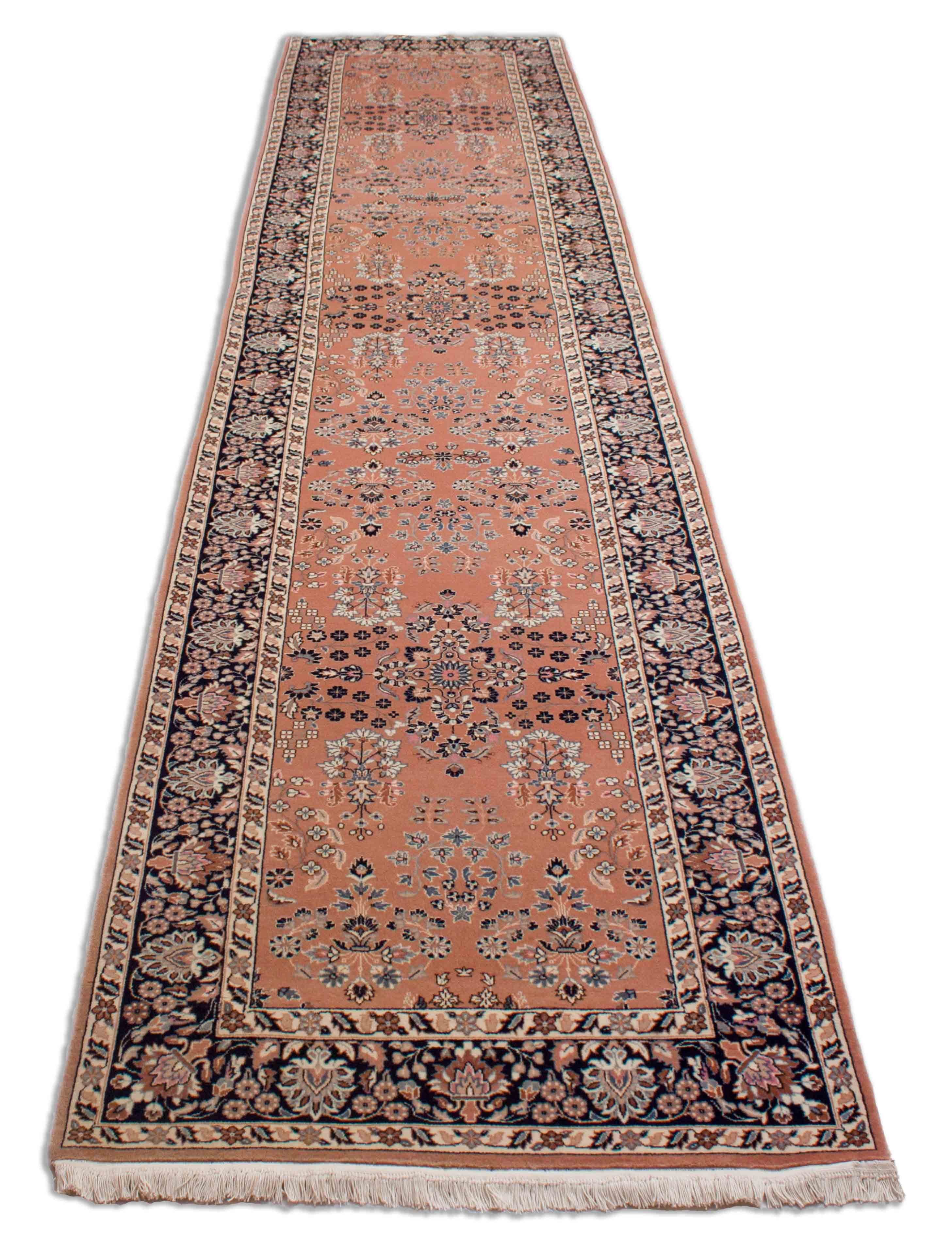 Eine Fotoaufnahme eines Sarough Teppichs.