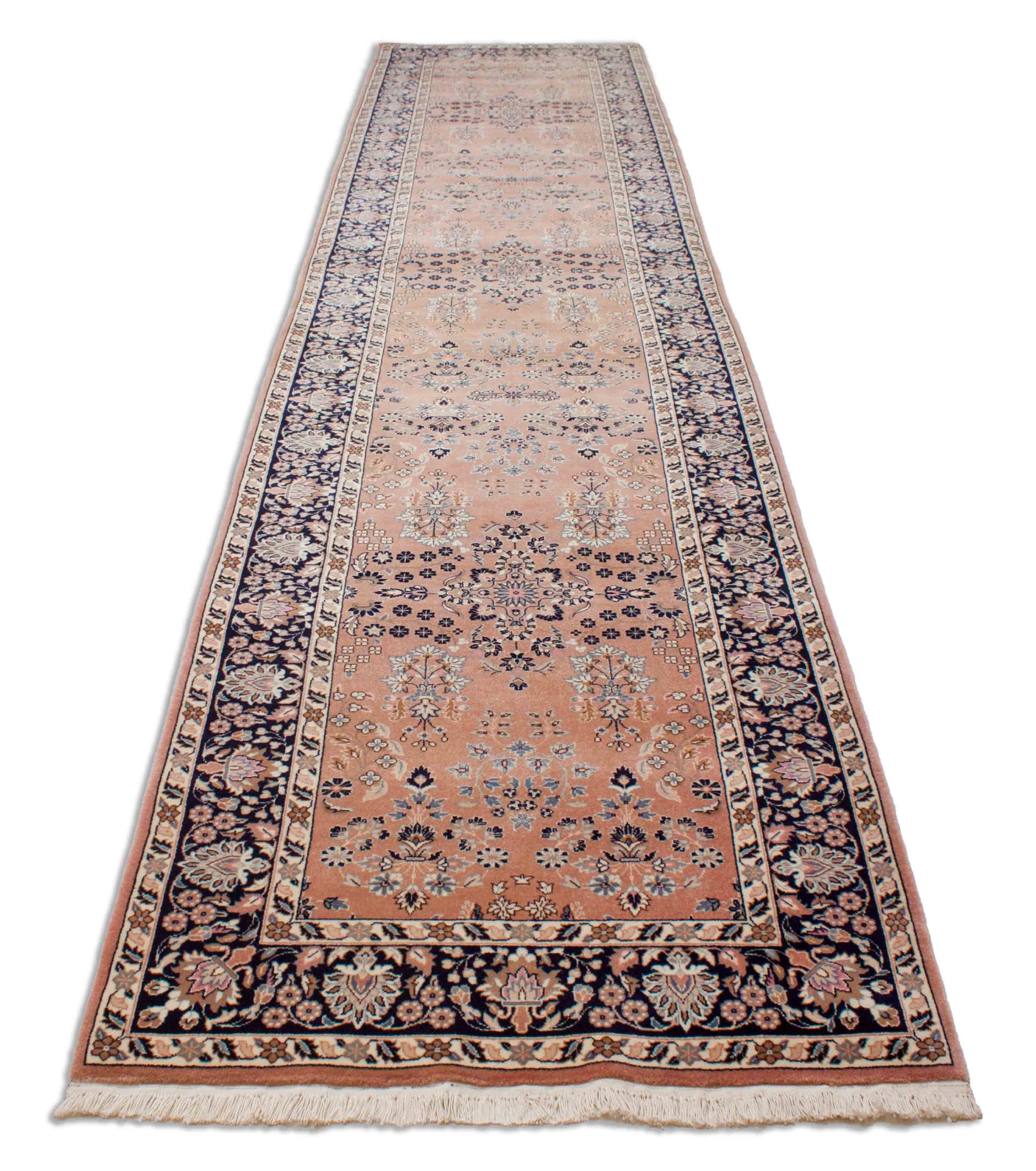 Eine Fotoaufnahme eines Sarough Teppichs.