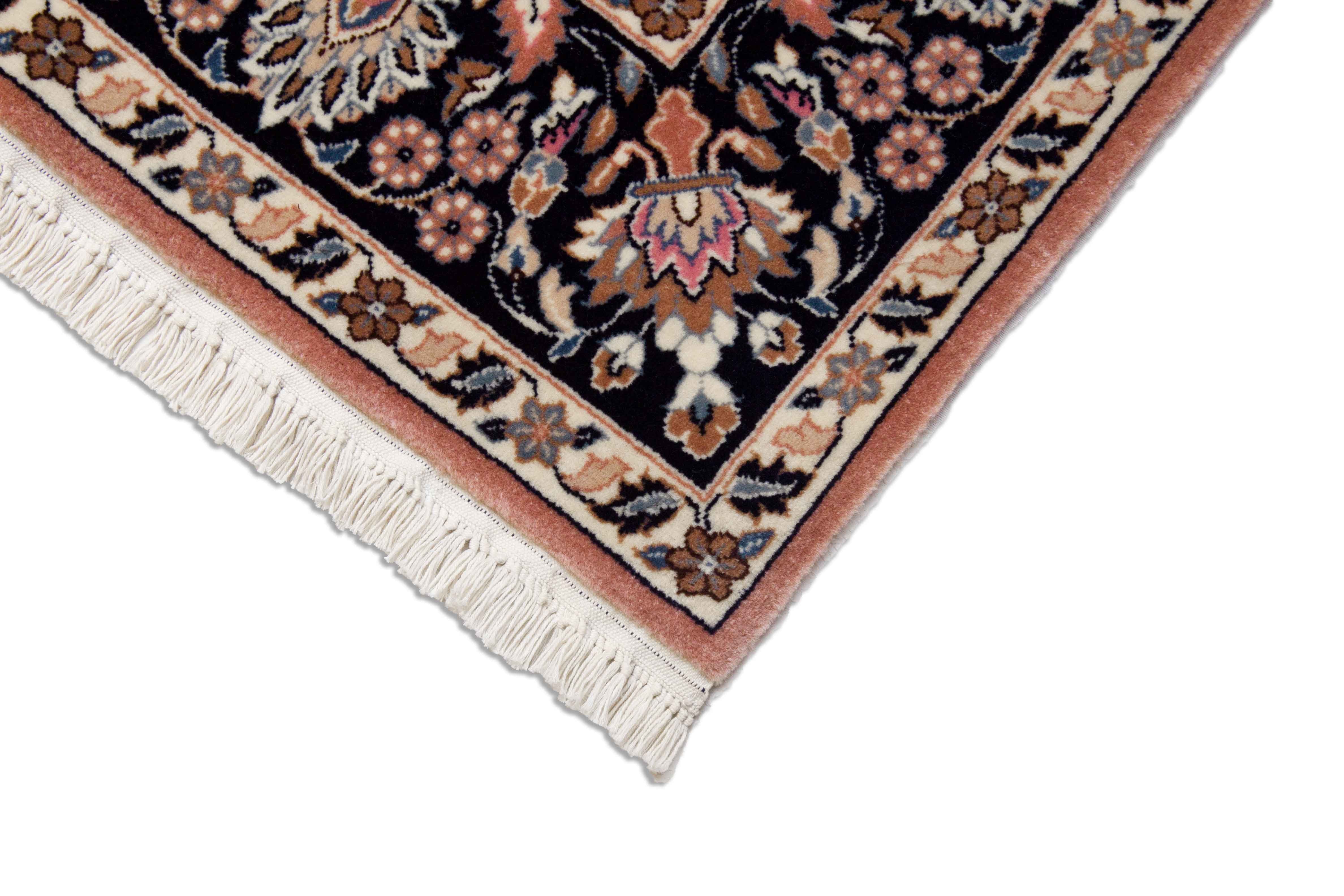 Eine Fotoaufnahme eines Sarough Teppichs.