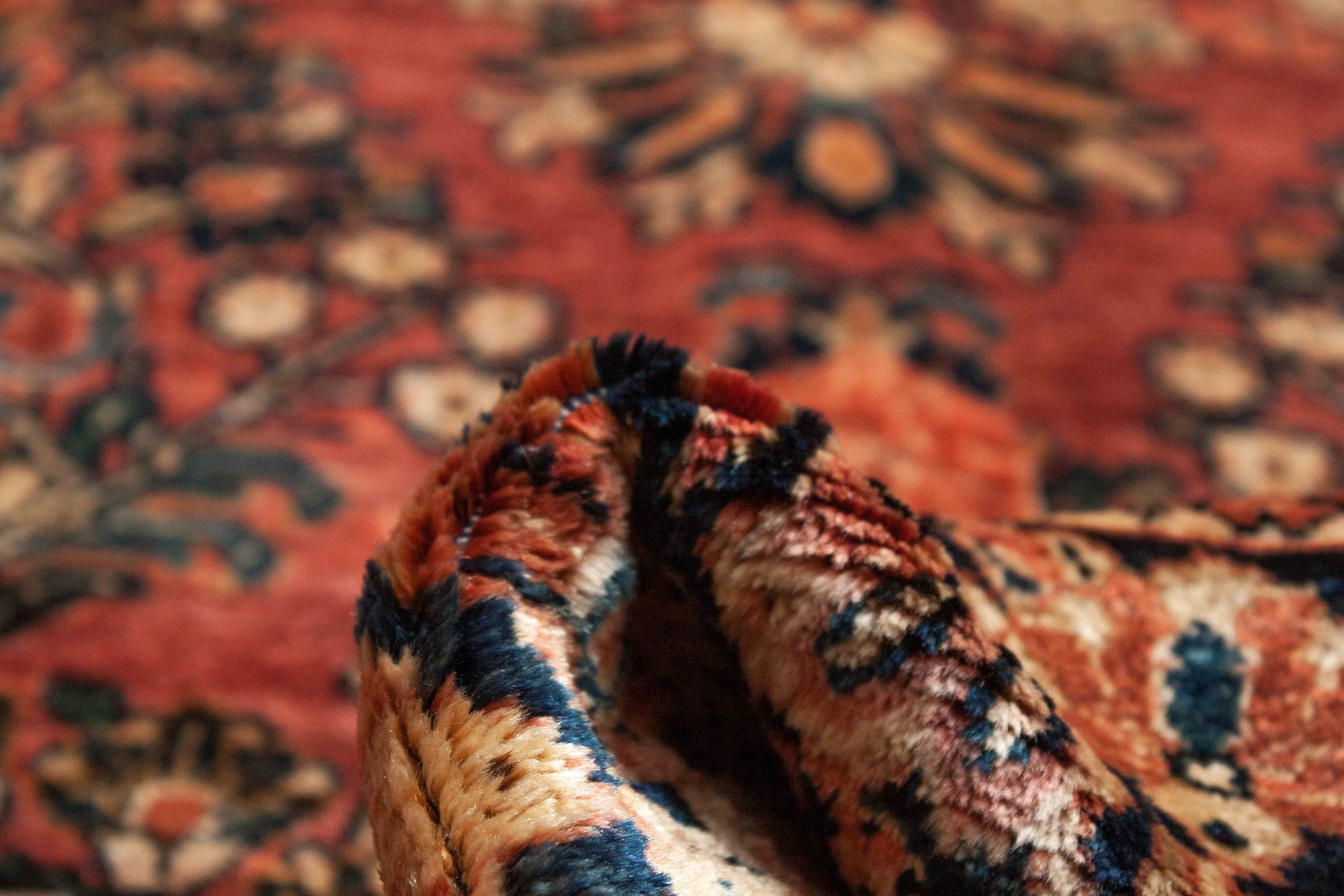 Eine Fotoaufnahme eines Re-Import Sarough Teppichs.