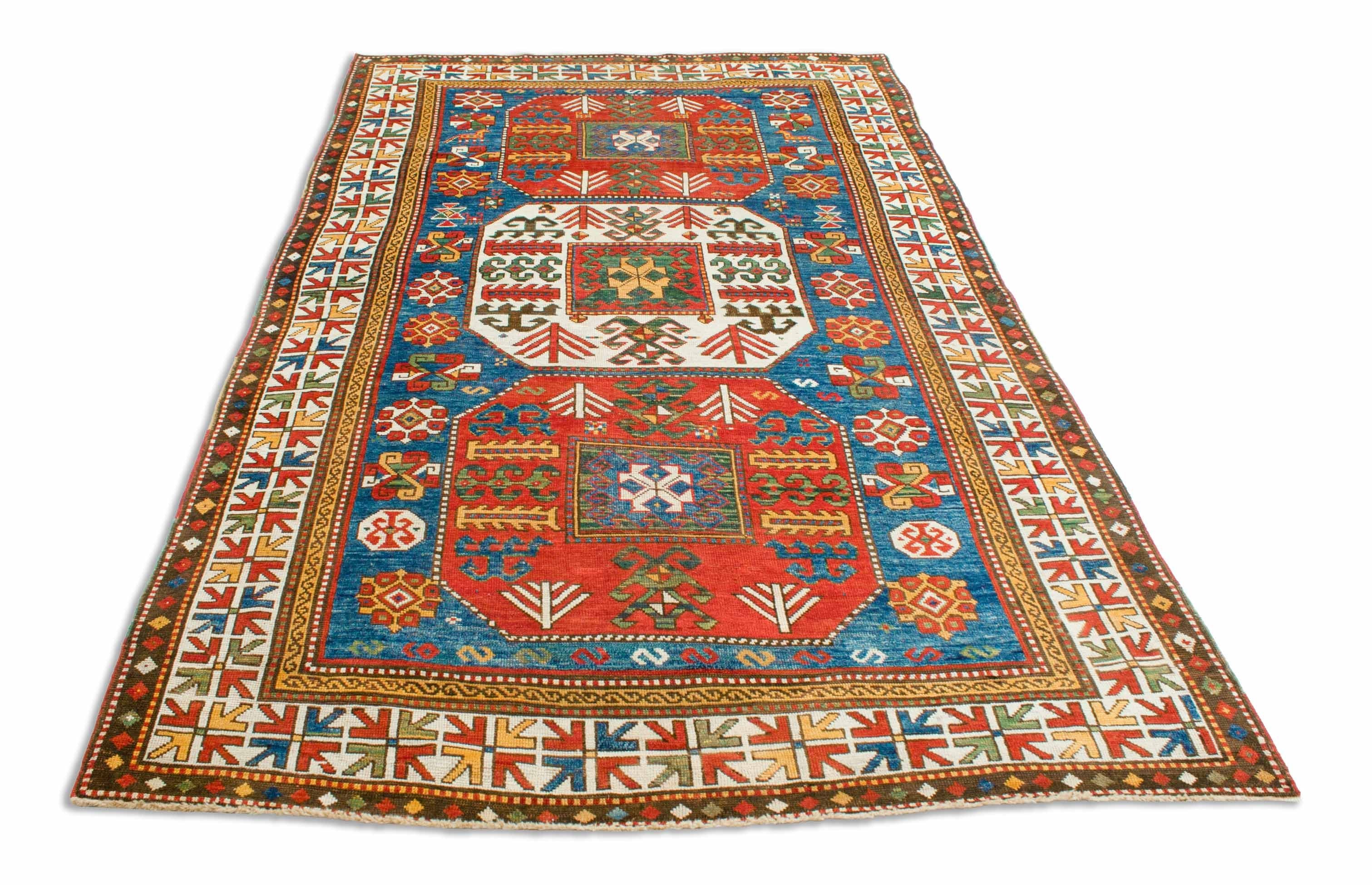 Eine Fotoaufnahme eines Kazak Teppichs.