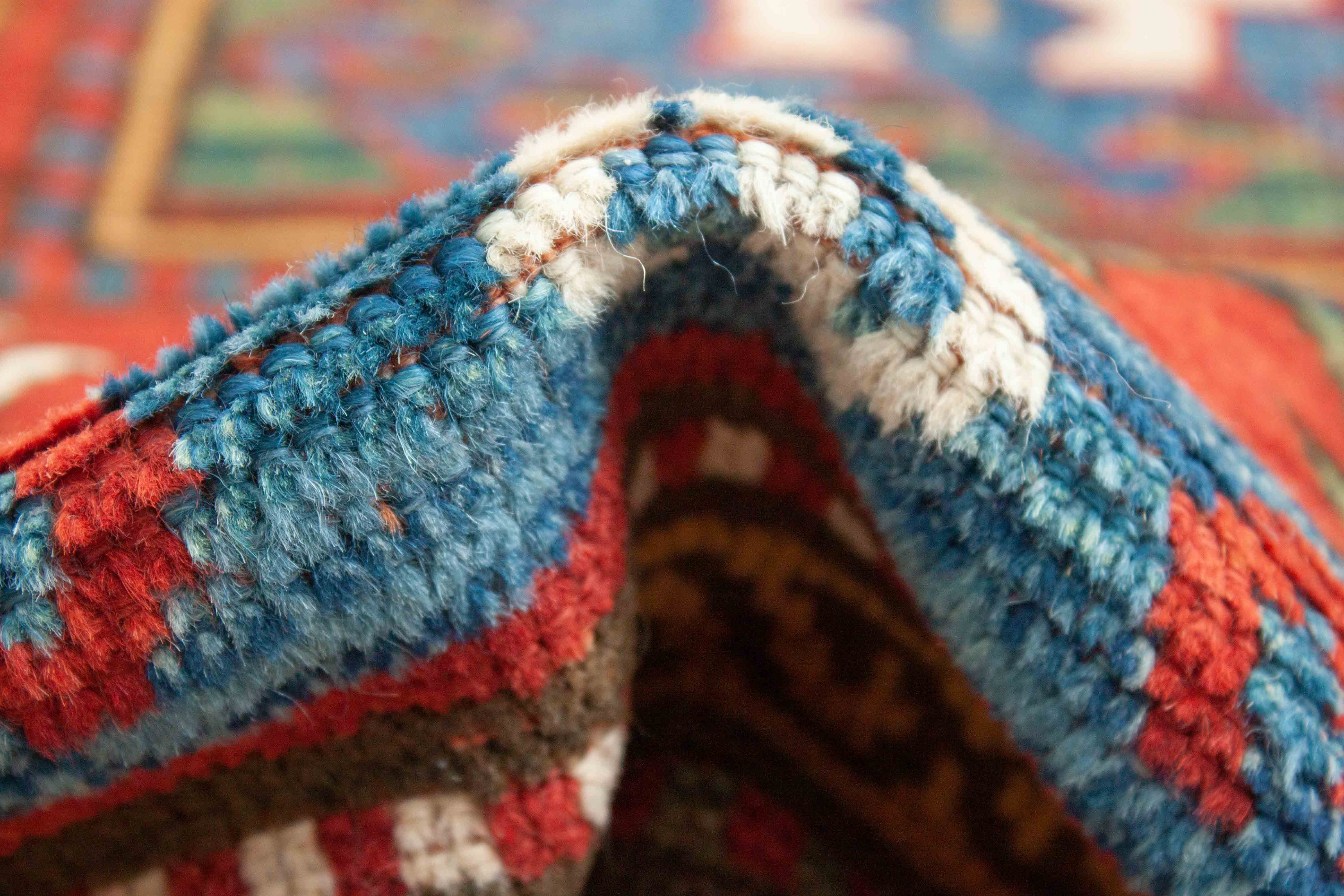 Eine Fotoaufnahme eines Kazak Teppichs.