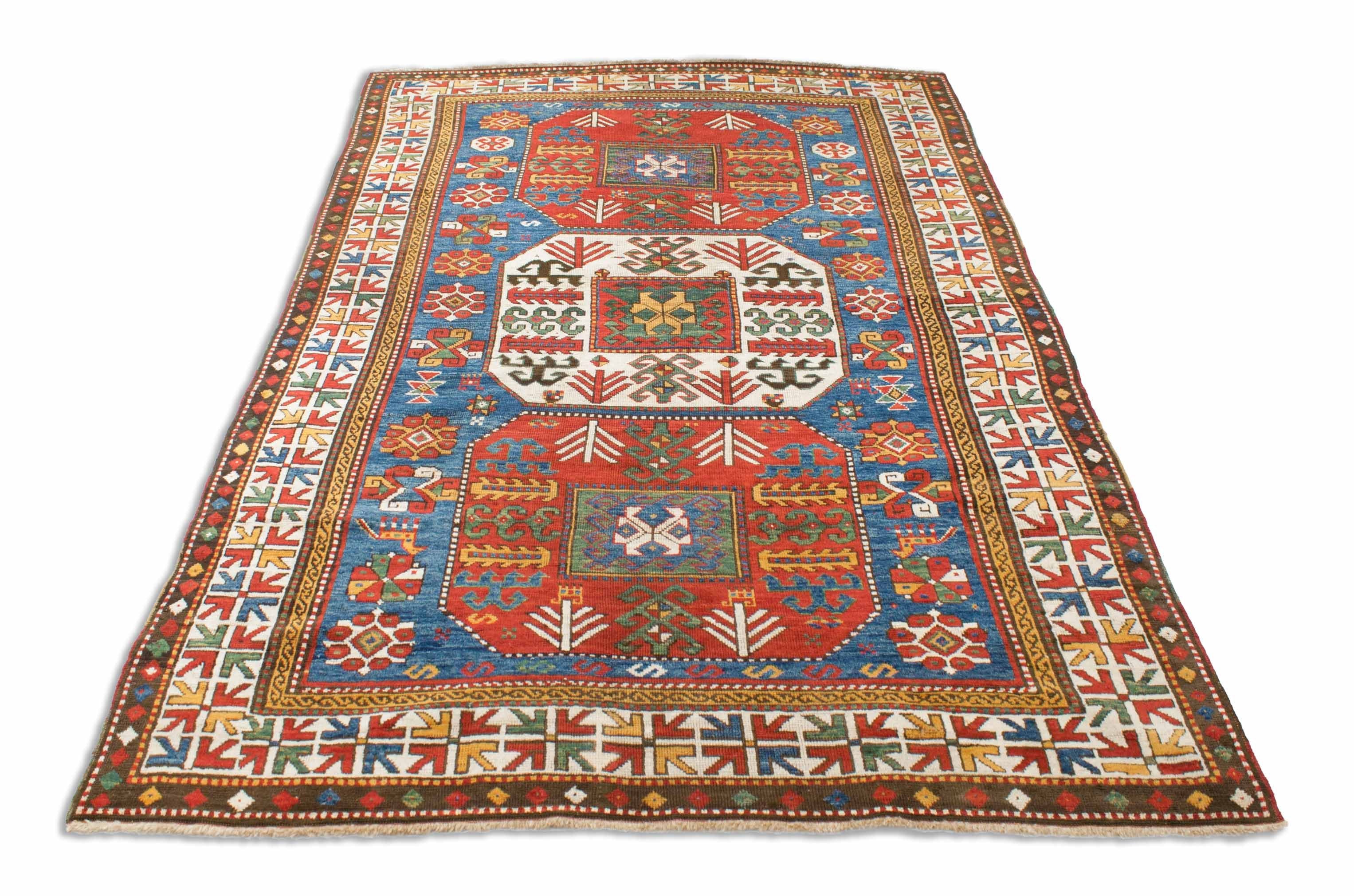 Eine Fotoaufnahme eines Kazak Teppichs.