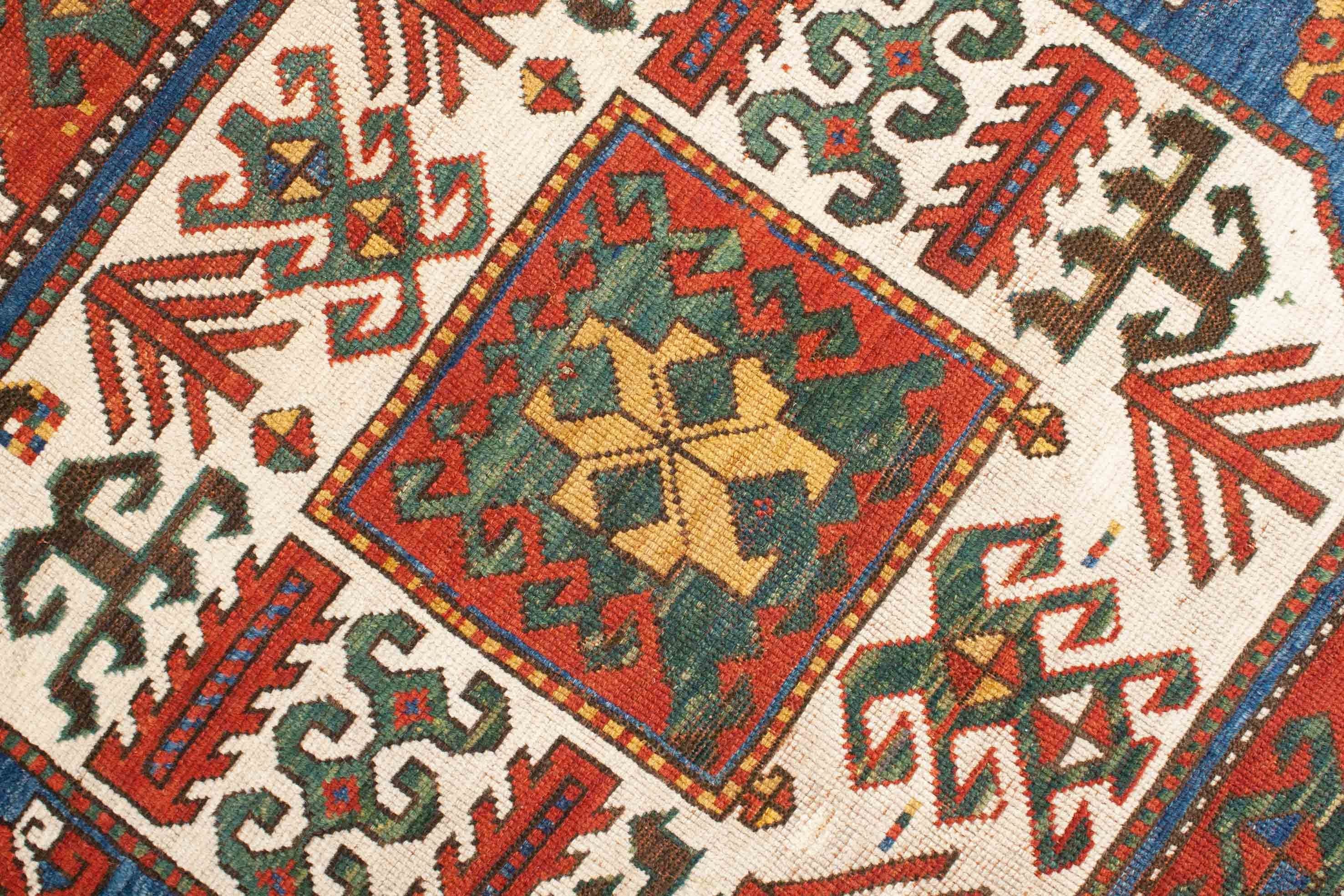 Eine Fotoaufnahme eines Kazak Teppichs.