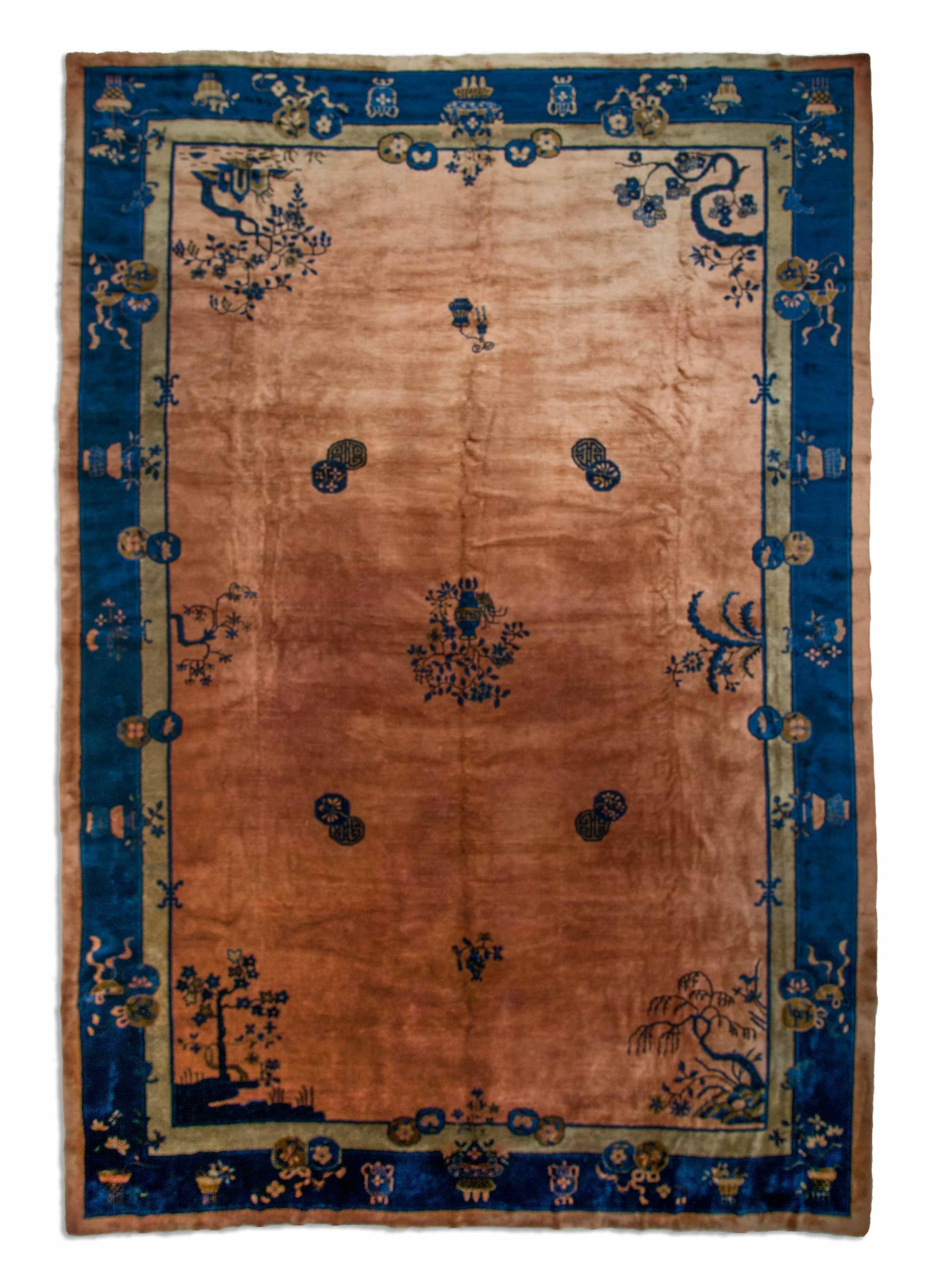 Eine Fotoaufnahme eines China Teppich Teppichs.