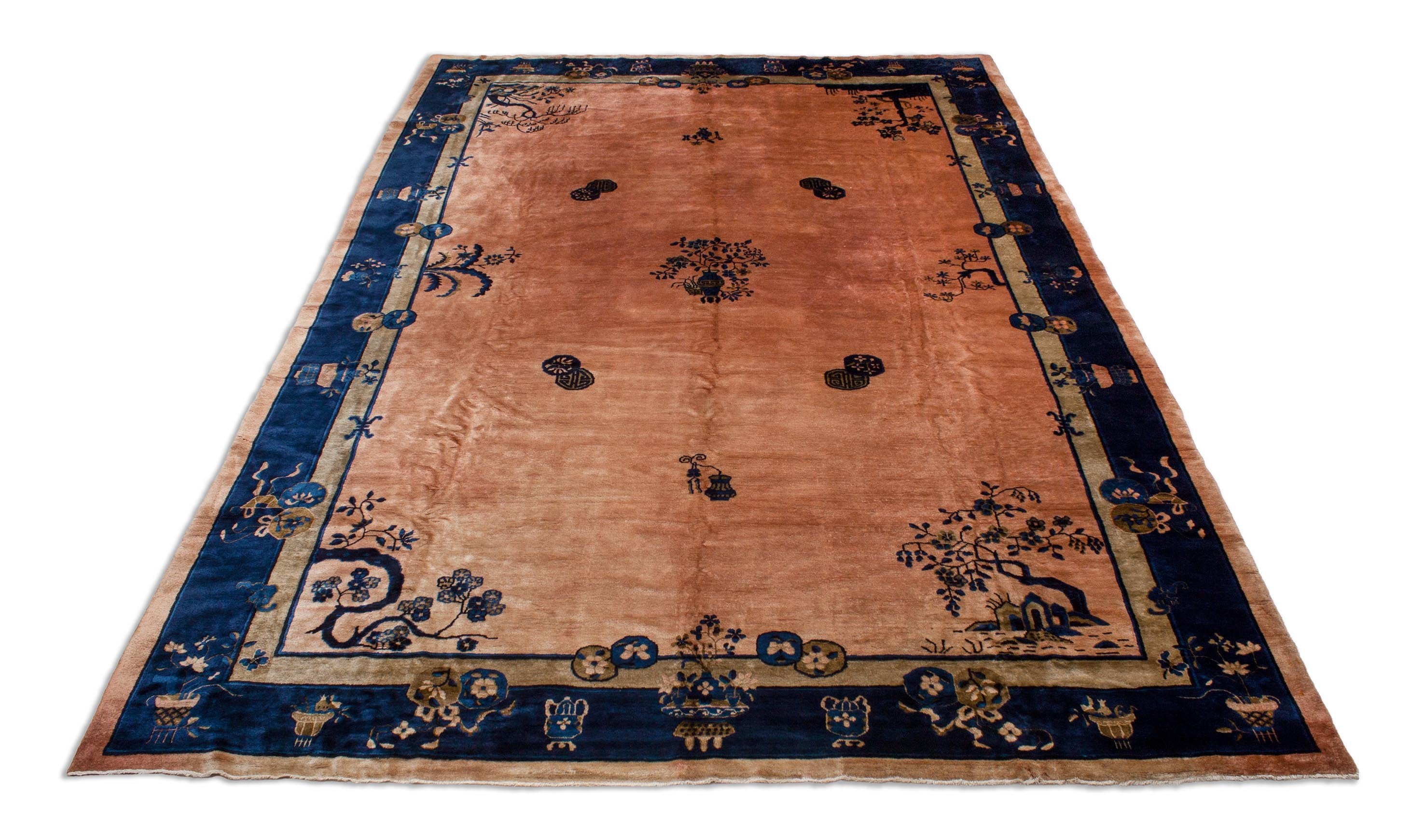 Eine Fotoaufnahme eines China Teppich Teppichs.