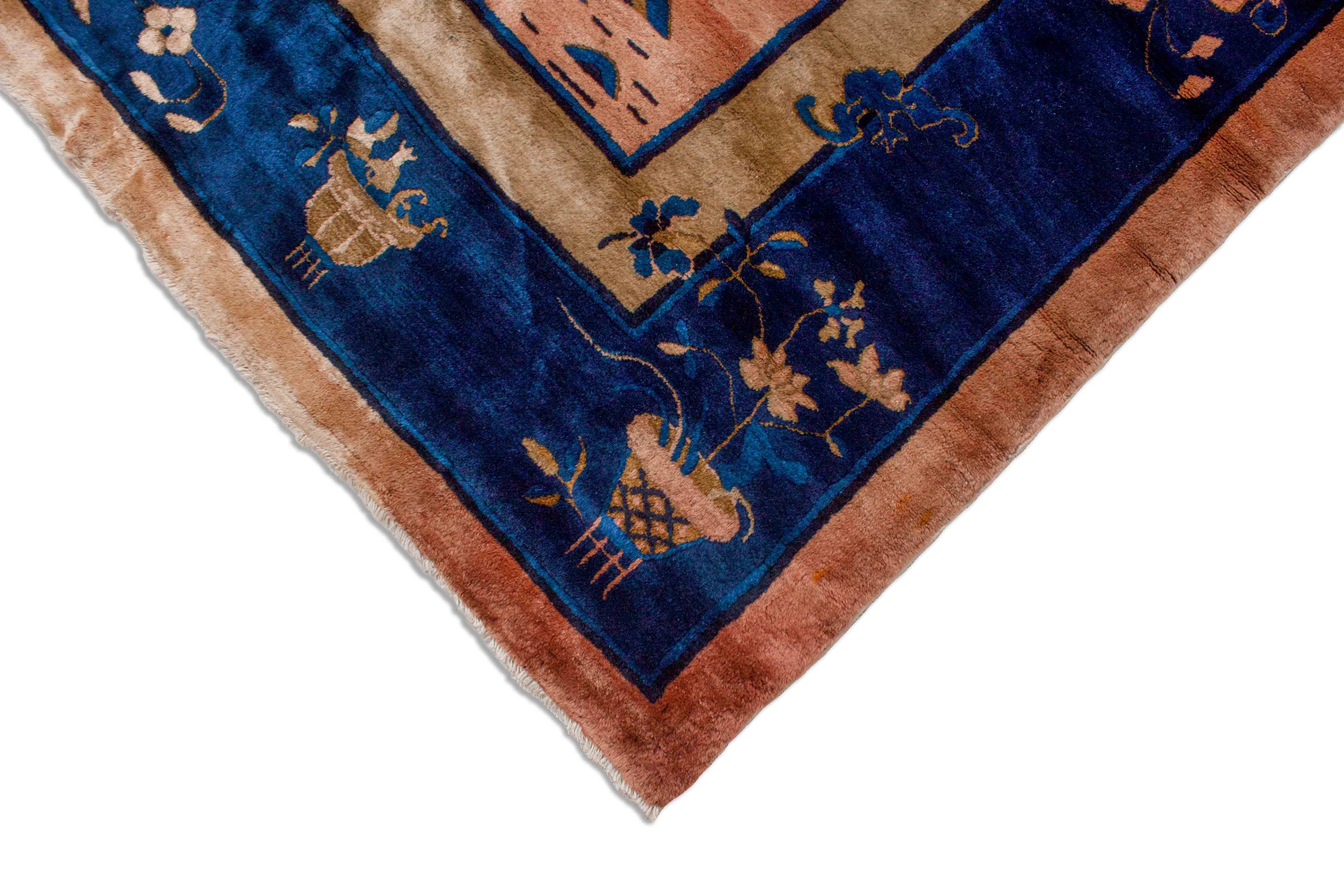 Eine Fotoaufnahme eines China Teppich Teppichs.