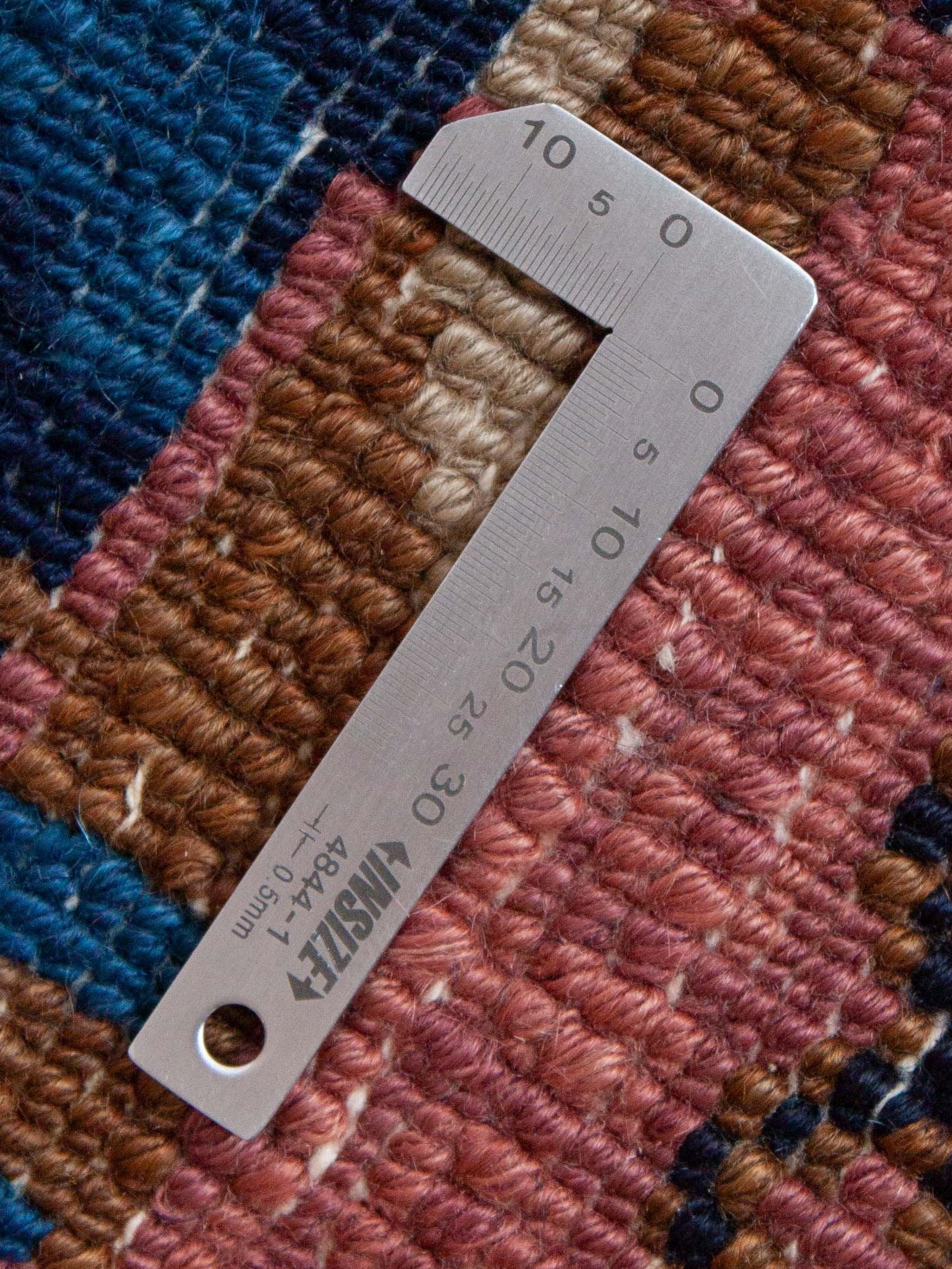 Eine Fotoaufnahme eines China Teppich Teppichs.