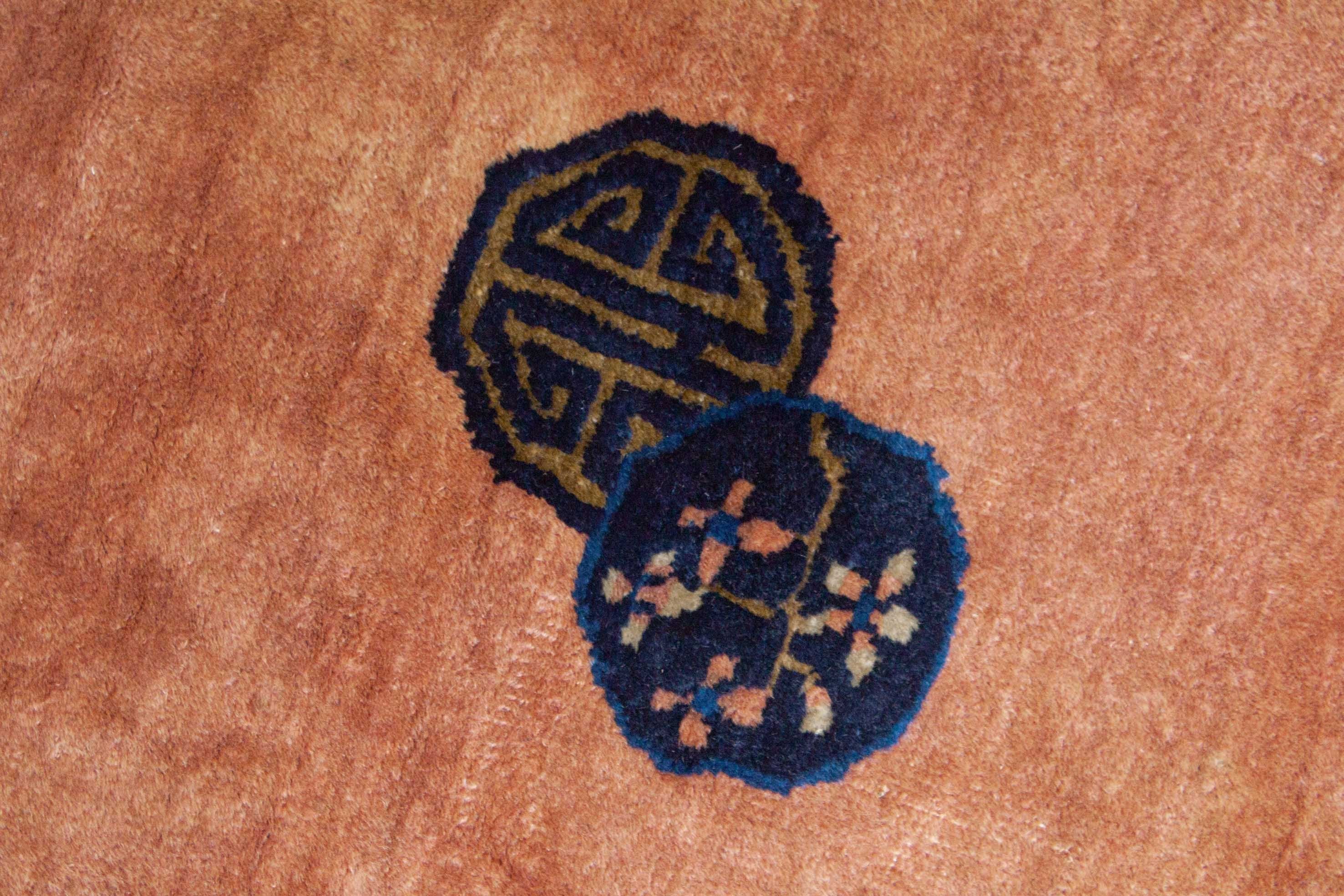 Eine Fotoaufnahme eines China Teppich Teppichs.