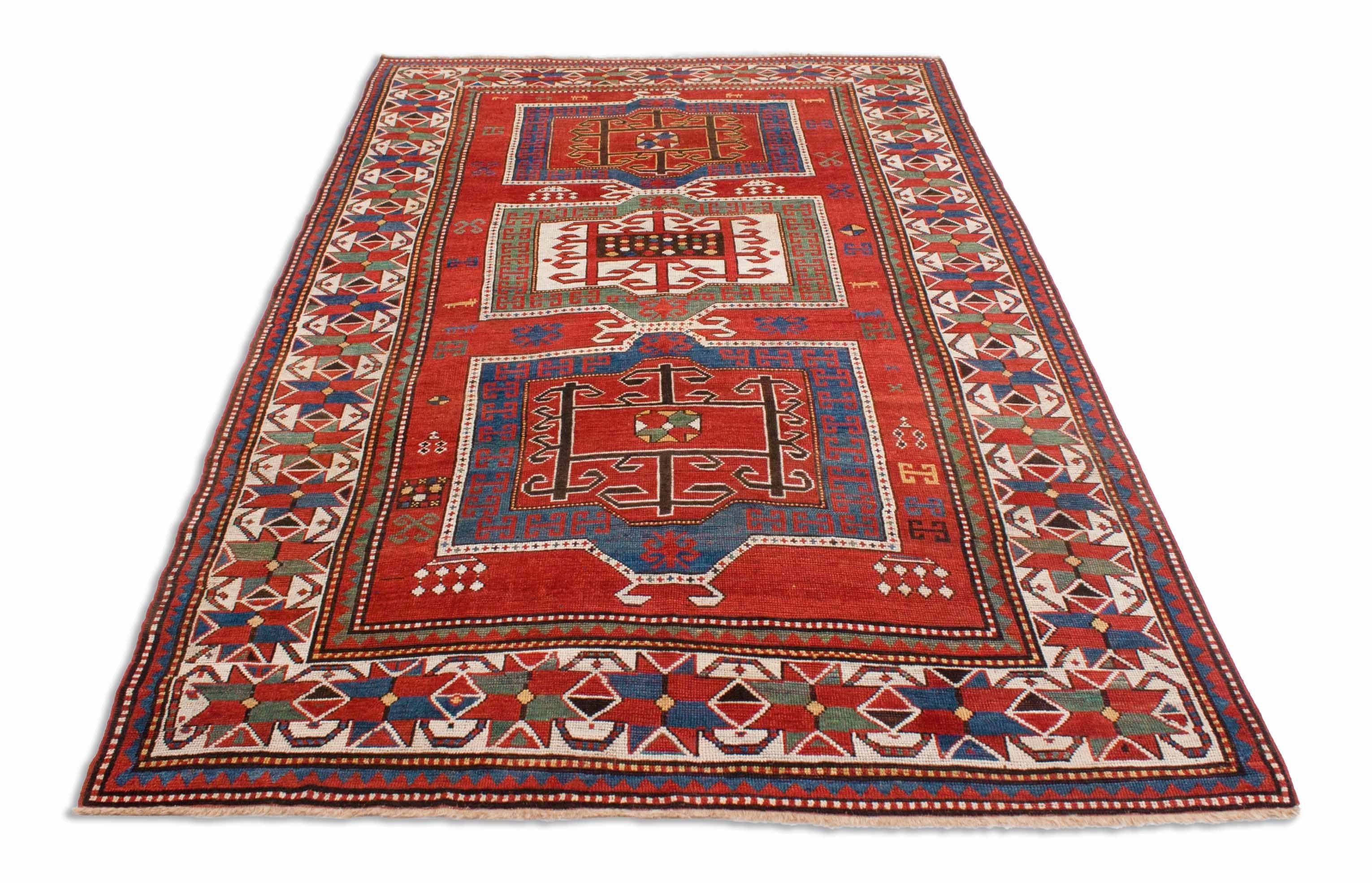 Eine Fotoaufnahme eines Kazak Teppichs.