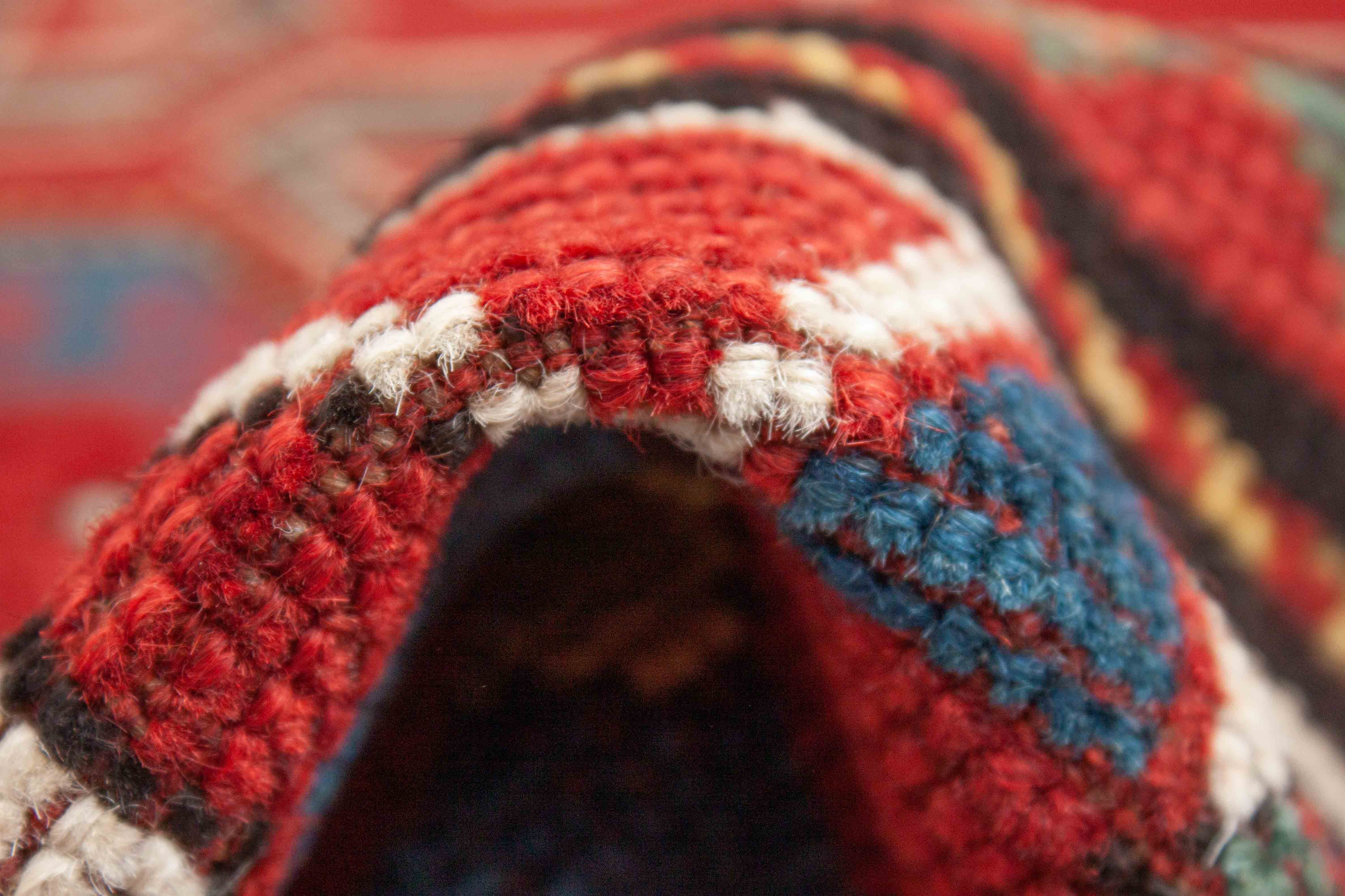 Eine Fotoaufnahme eines Kazak Teppichs.