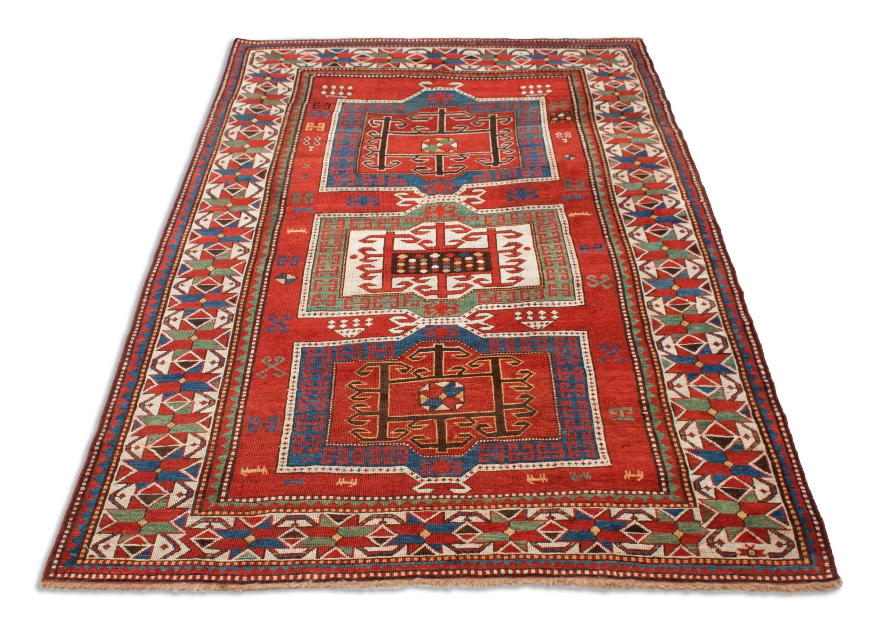 Eine Fotoaufnahme eines Kazak Teppichs.