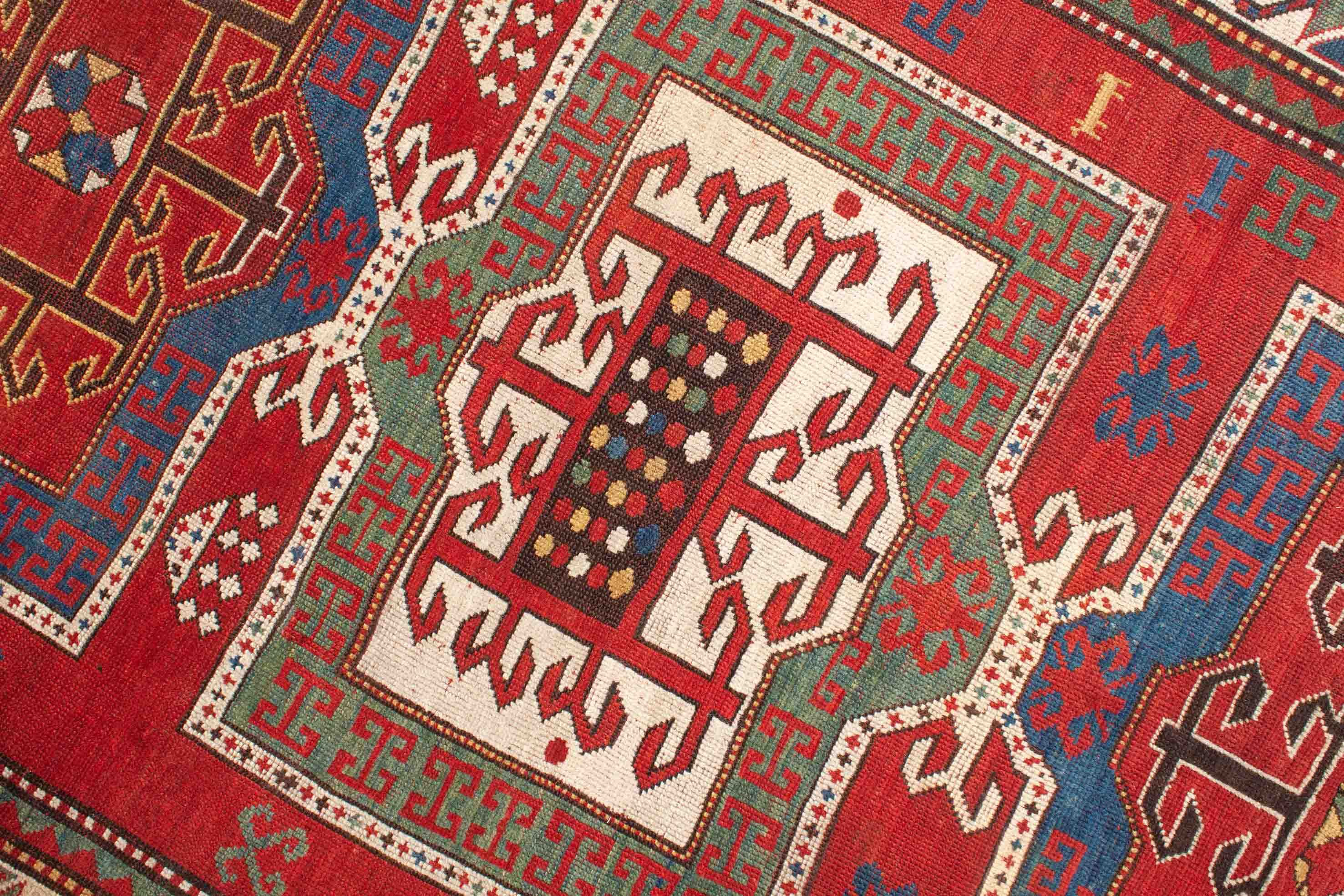 Eine Fotoaufnahme eines Kazak Teppichs.