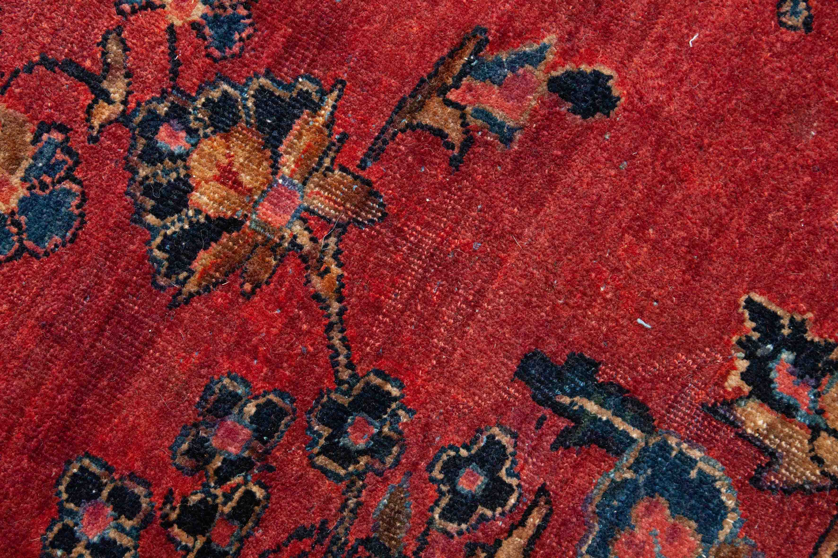 Eine Fotoaufnahme eines Re-Import Sarough Teppichs.