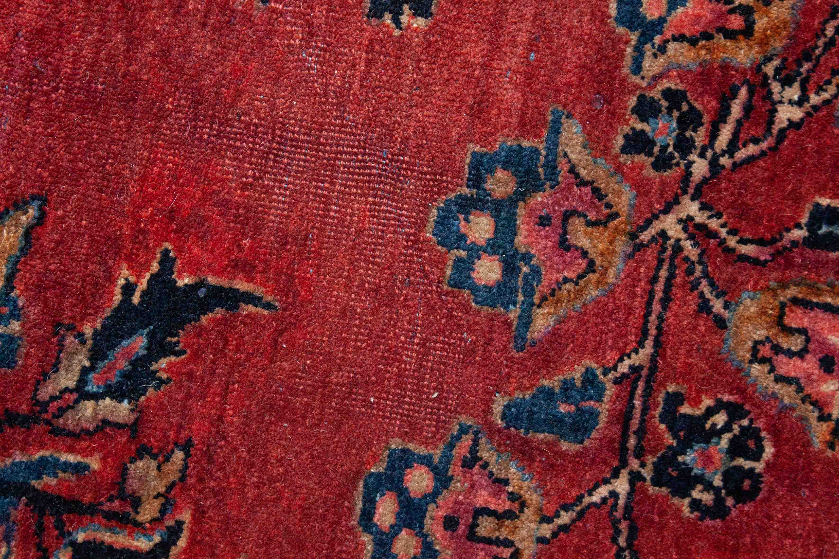 Eine Fotoaufnahme eines Re-Import Sarough Teppichs.