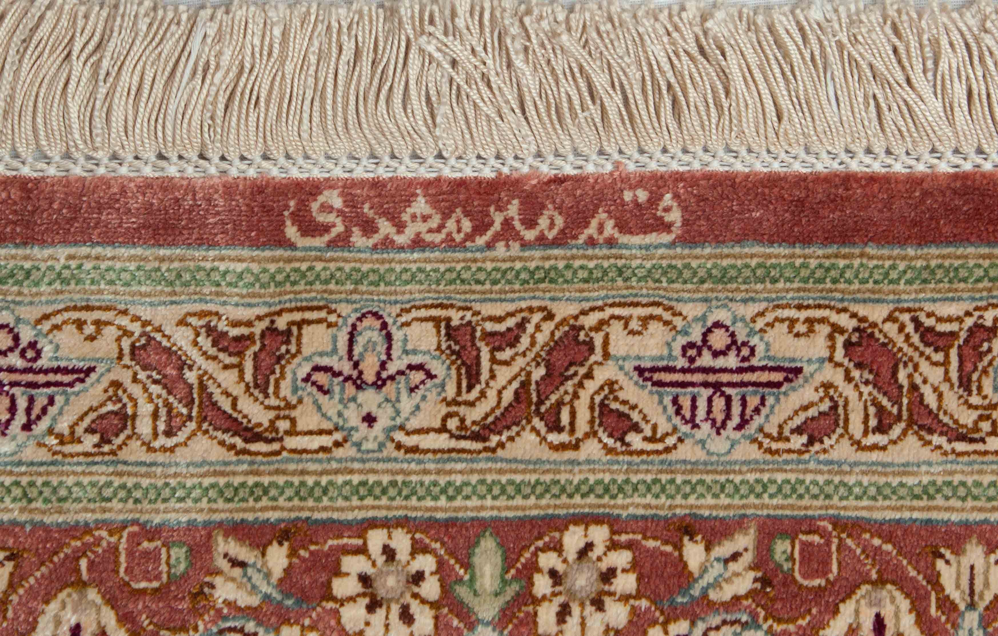 Eine Fotoaufnahme eines Ghom Teppichs.