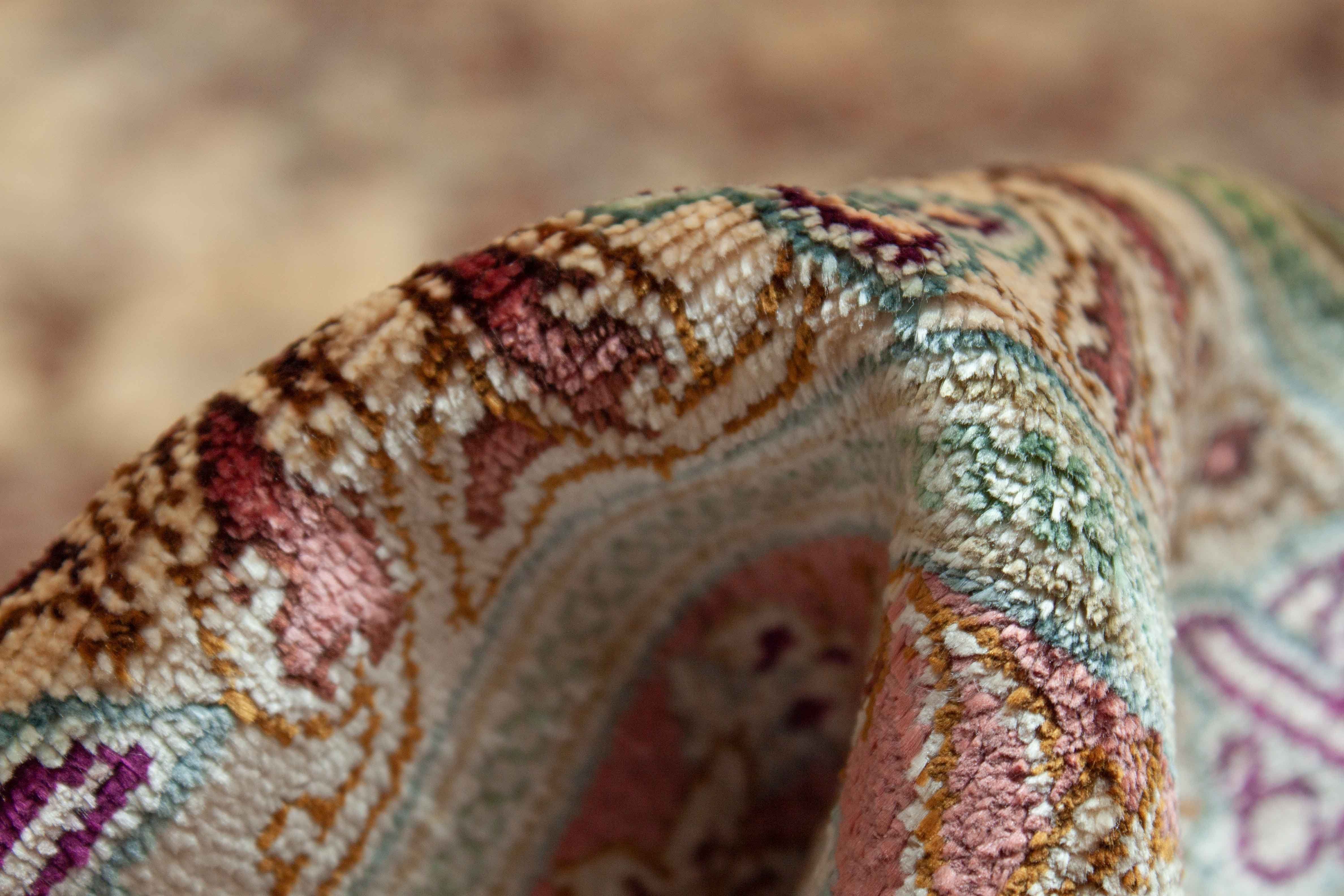 Eine Fotoaufnahme eines Ghom Teppichs.