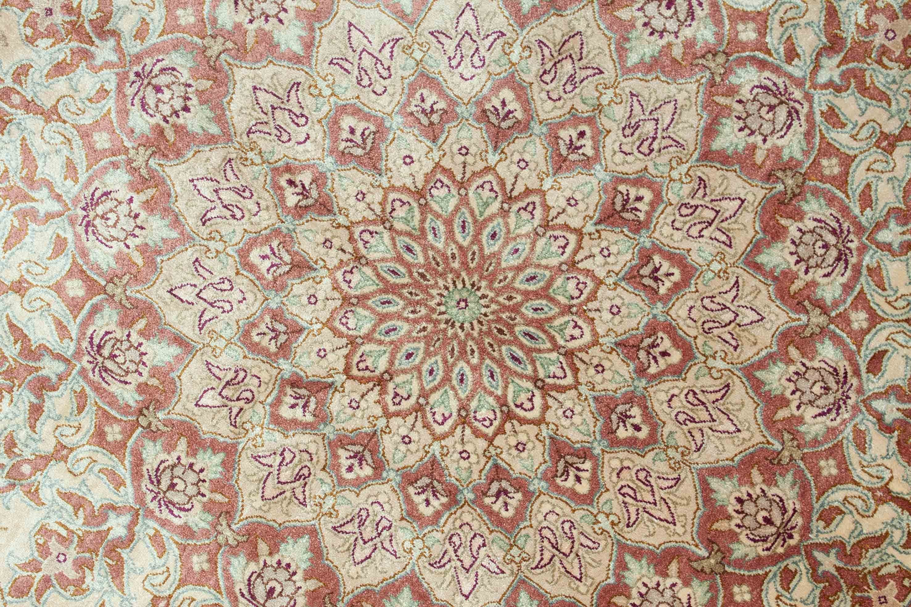 Eine Fotoaufnahme eines Ghom Teppichs.