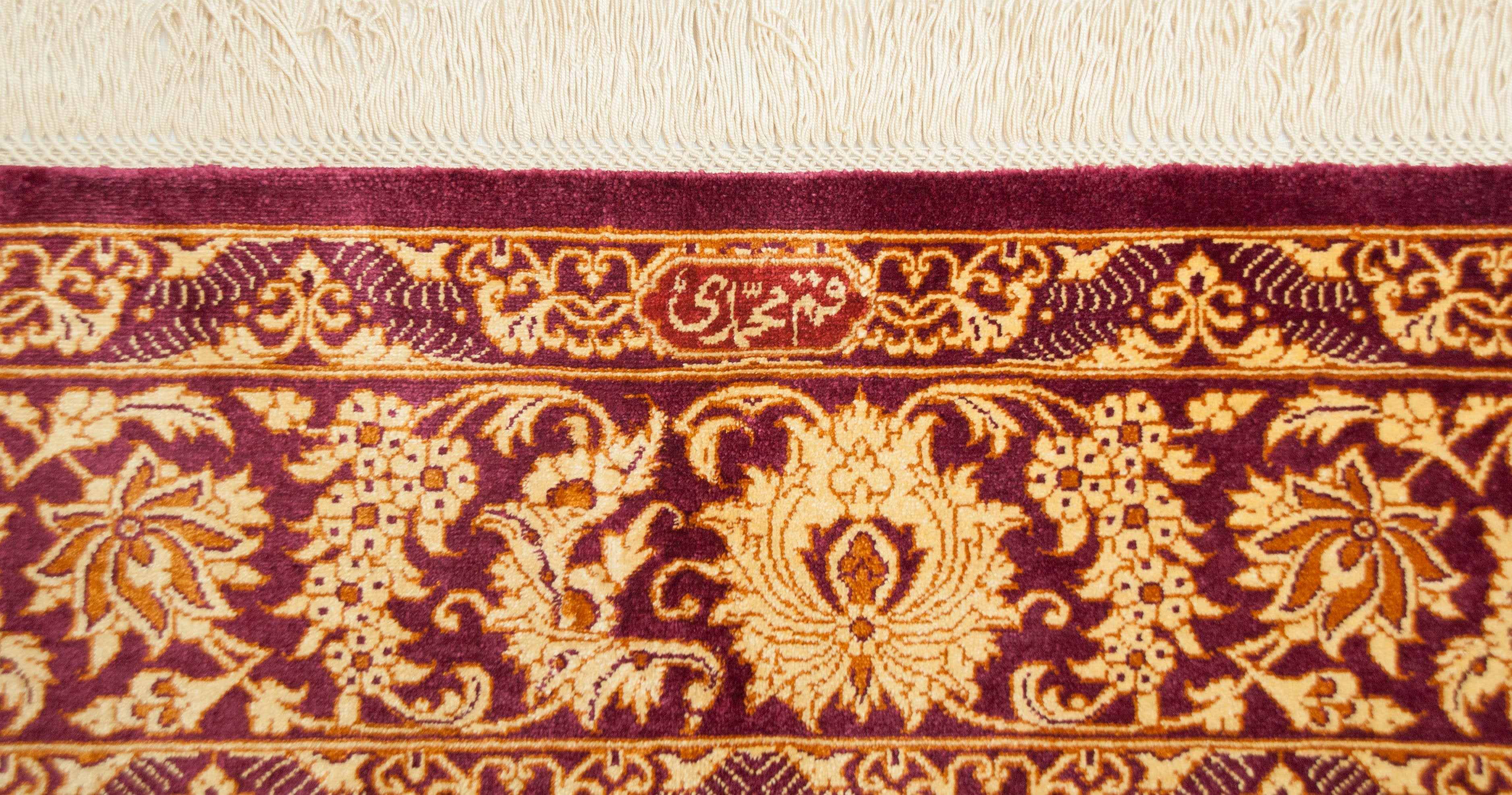 Eine Fotoaufnahme eines Ghom Teppichs.