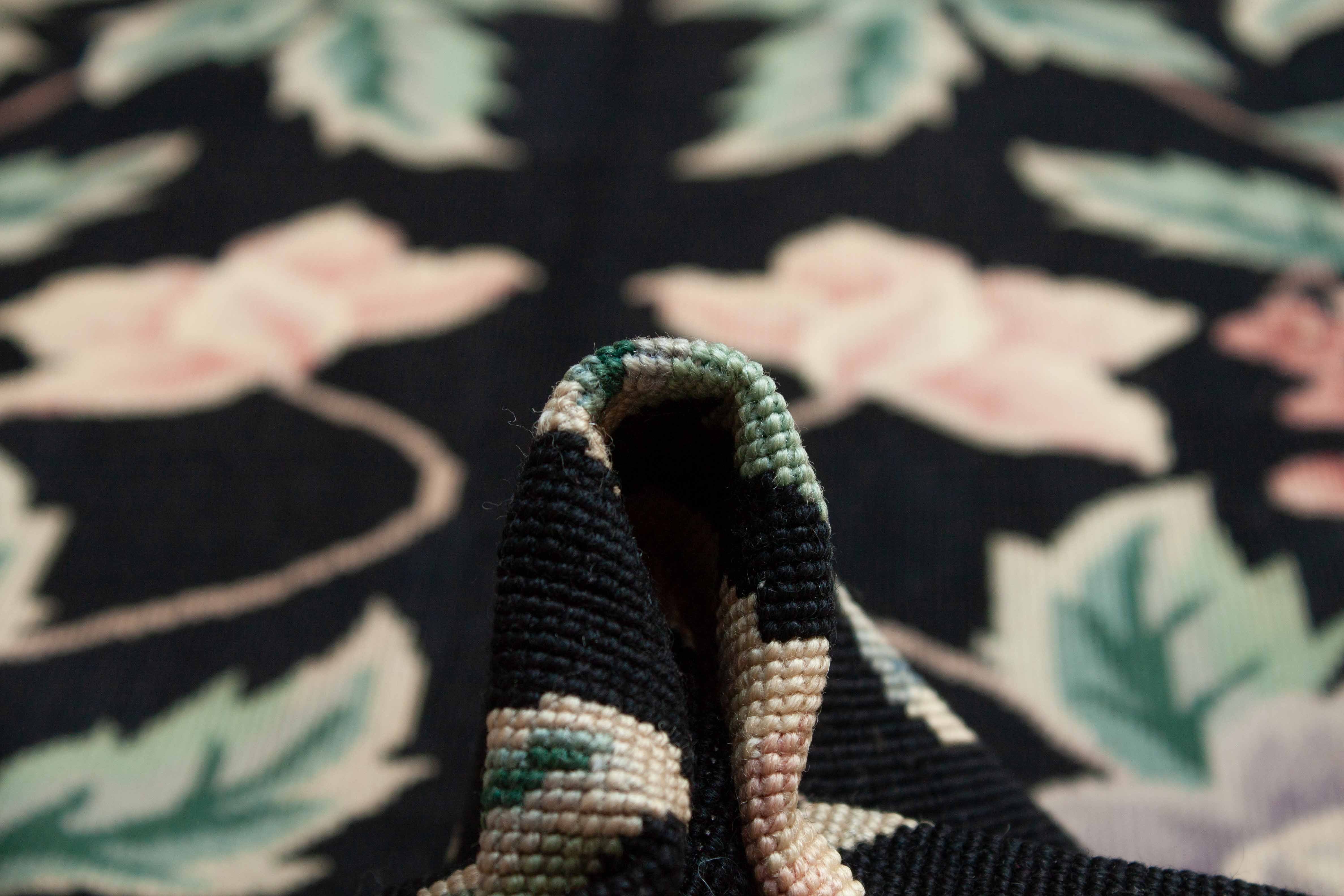 Eine Fotoaufnahme eines Needlepoint Teppichs.