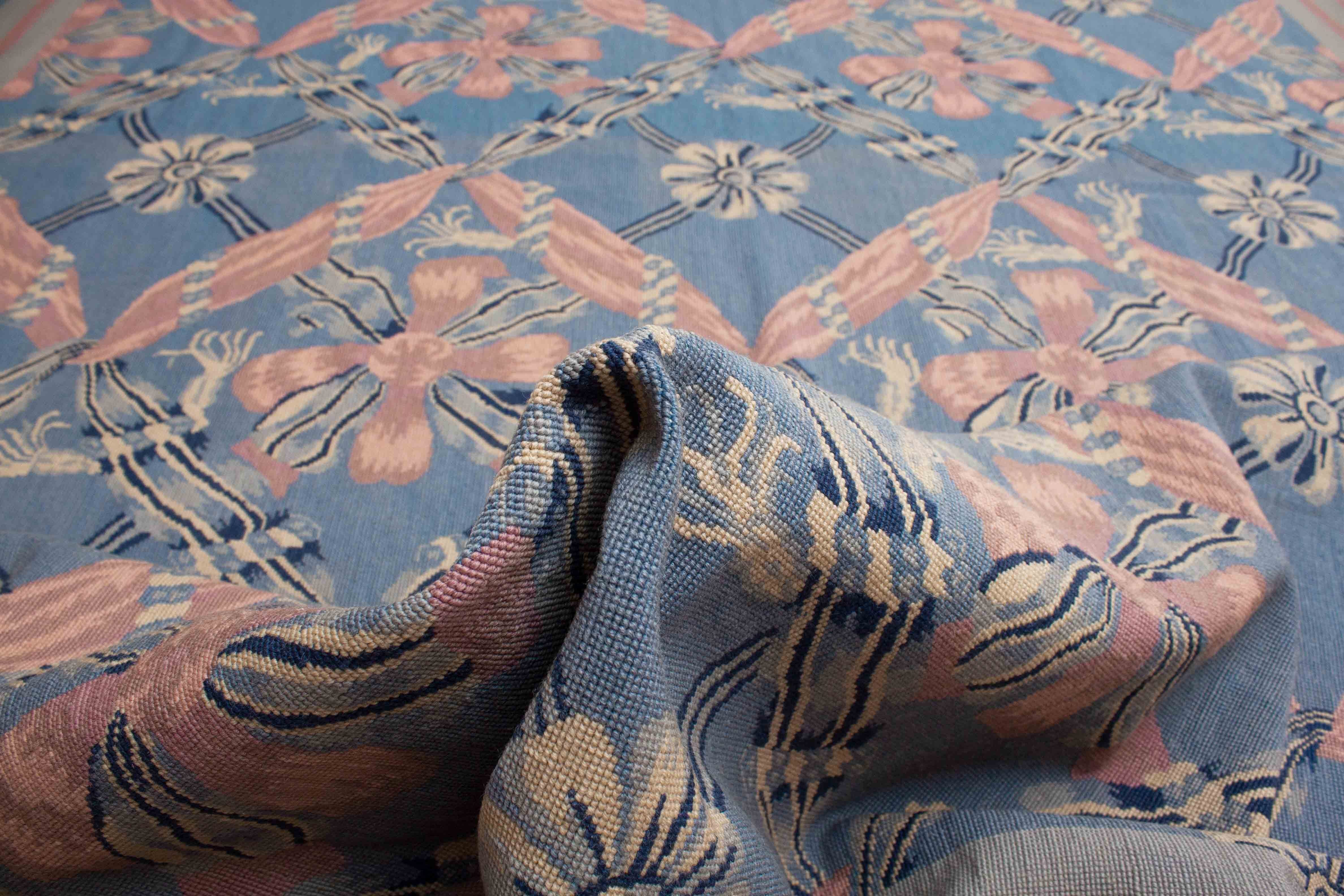 Eine Fotoaufnahme eines Needlepoint Teppichs.