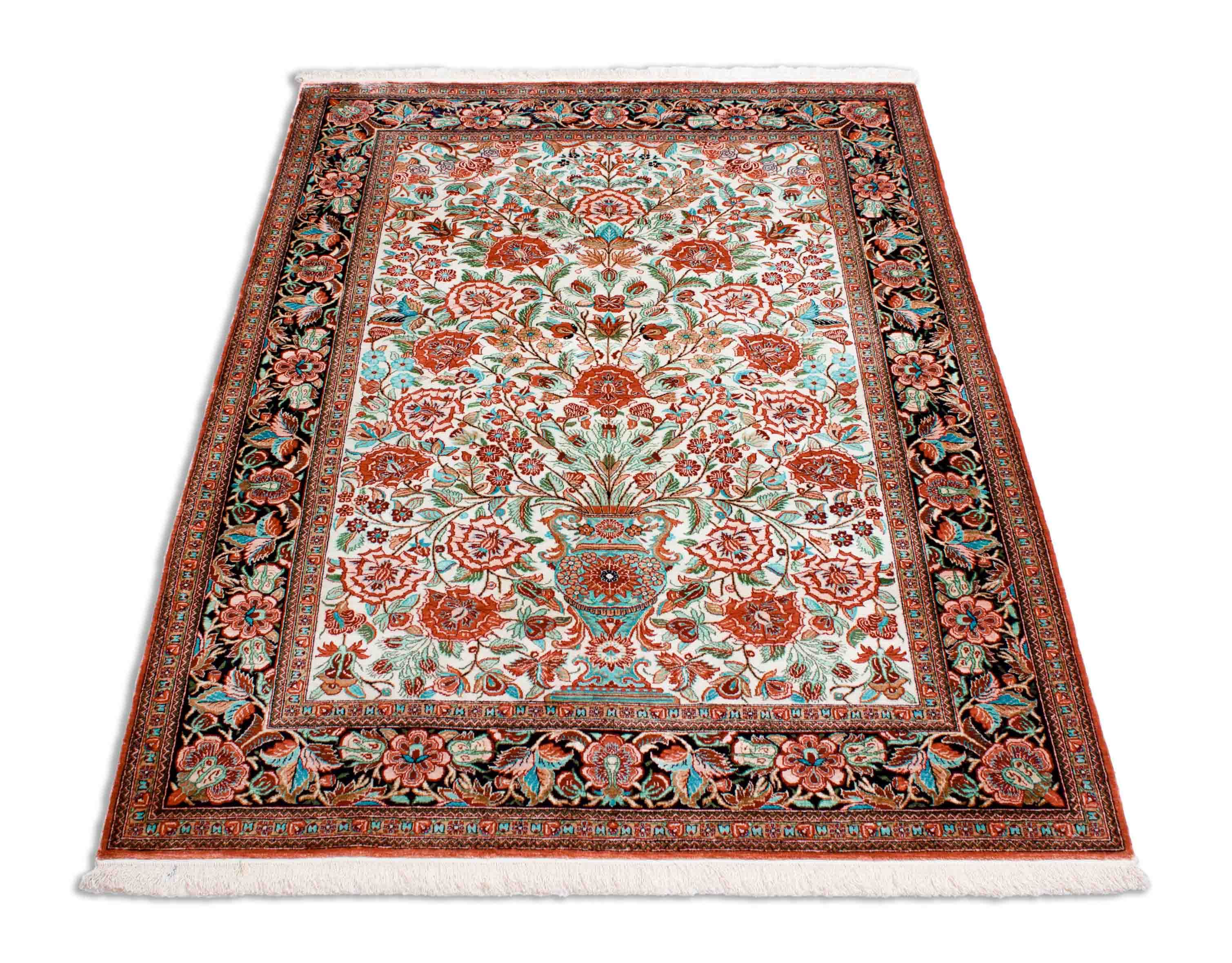 Eine Fotoaufnahme eines Ghom Teppichs.