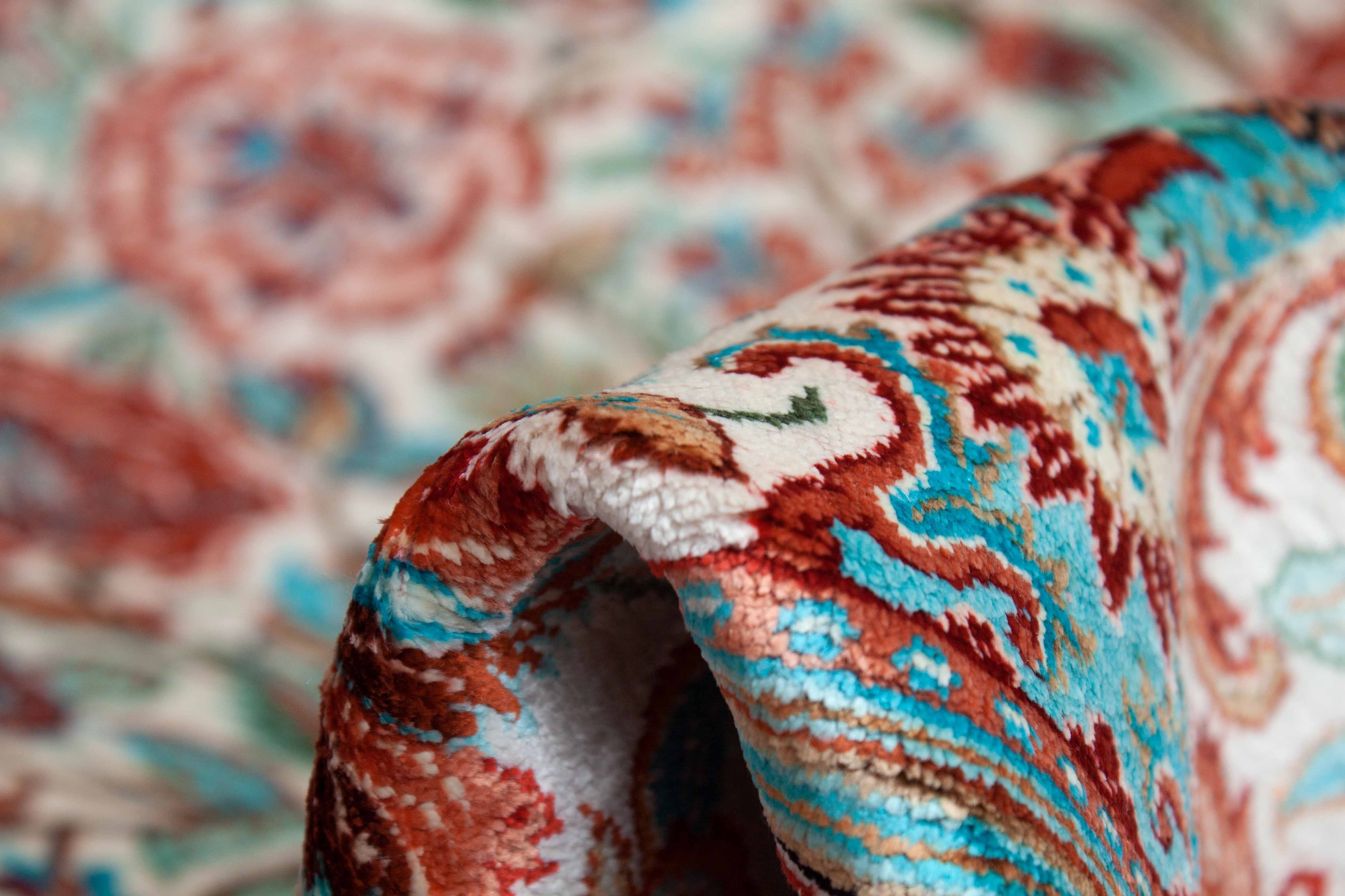 Eine Fotoaufnahme eines Ghom Teppichs.