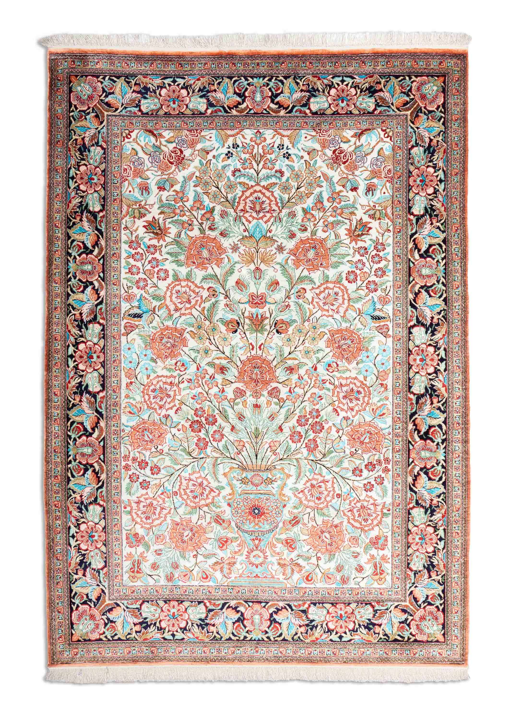 Eine Fotoaufnahme eines Ghom Teppichs.