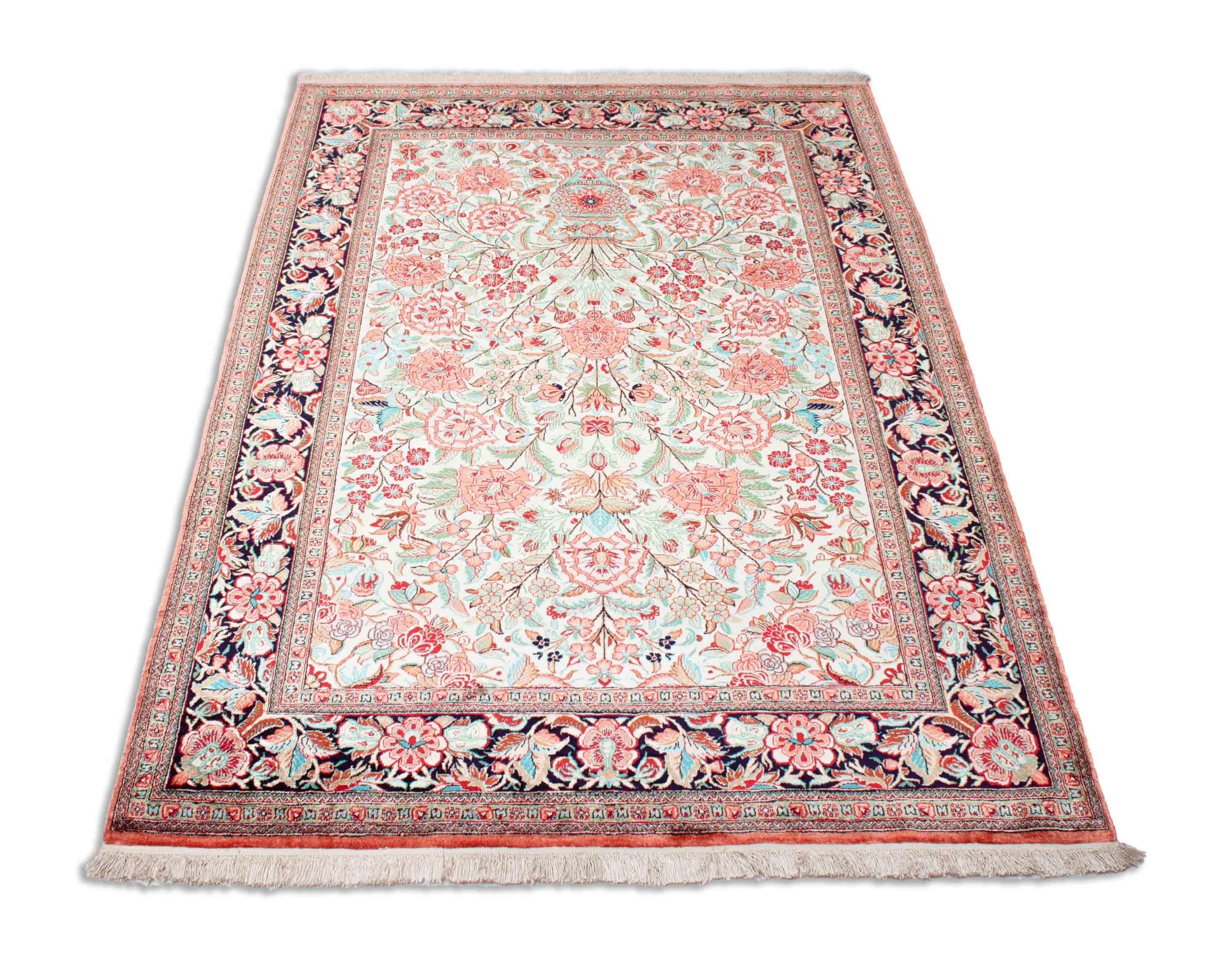 Eine Fotoaufnahme eines Ghom Teppichs.