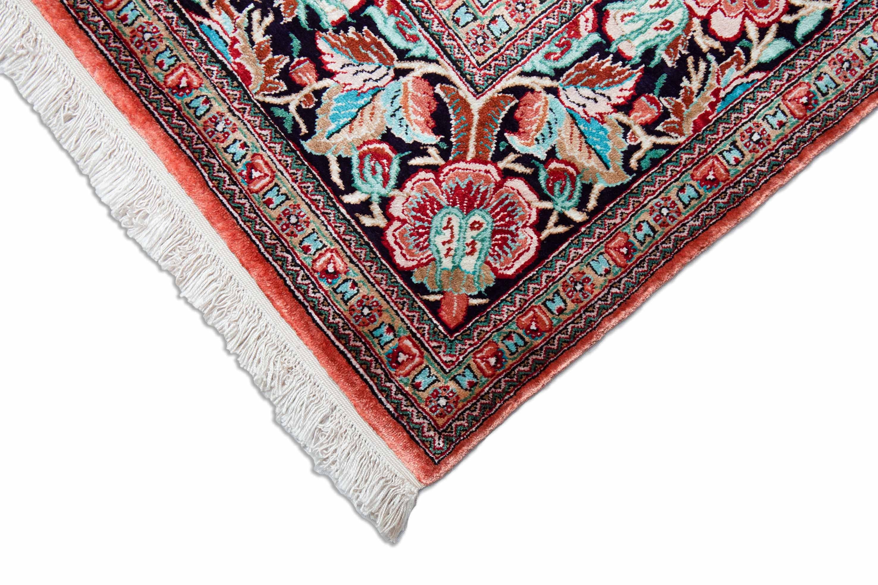 Eine Fotoaufnahme eines Ghom Teppichs.