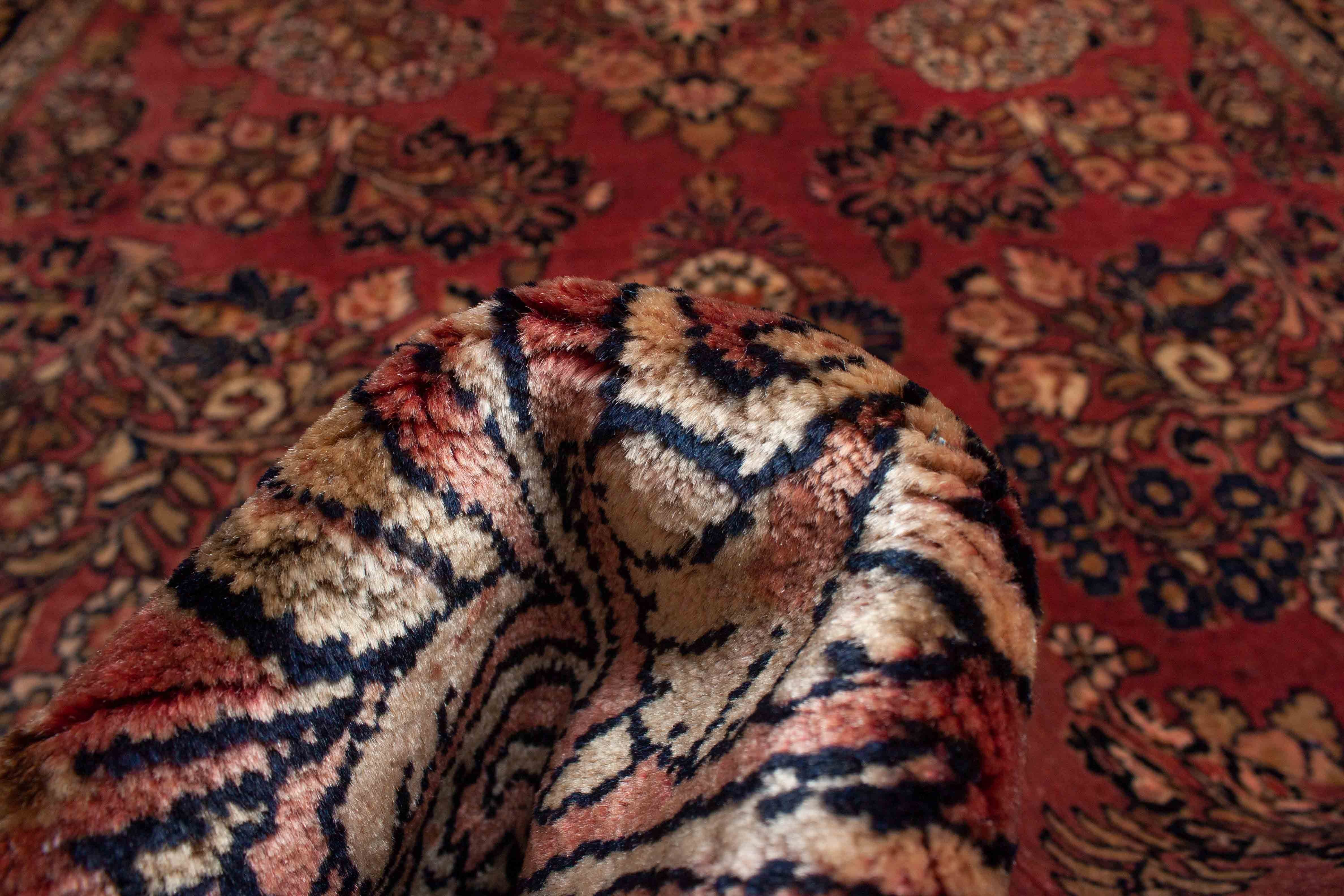 Eine Fotoaufnahme eines Re-Import Sarough Teppichs.