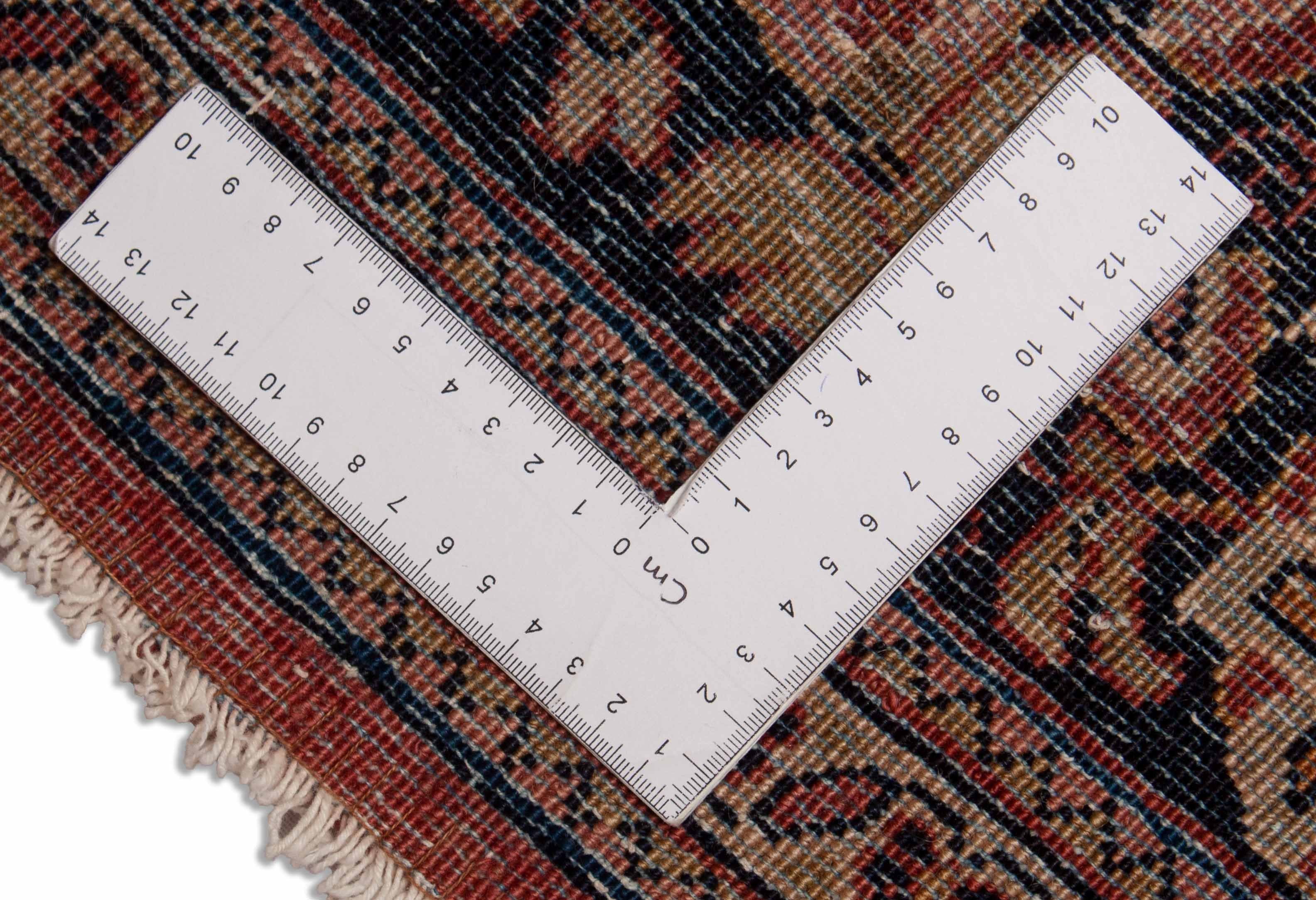 Eine Fotoaufnahme eines Re-Import Sarough Teppichs.