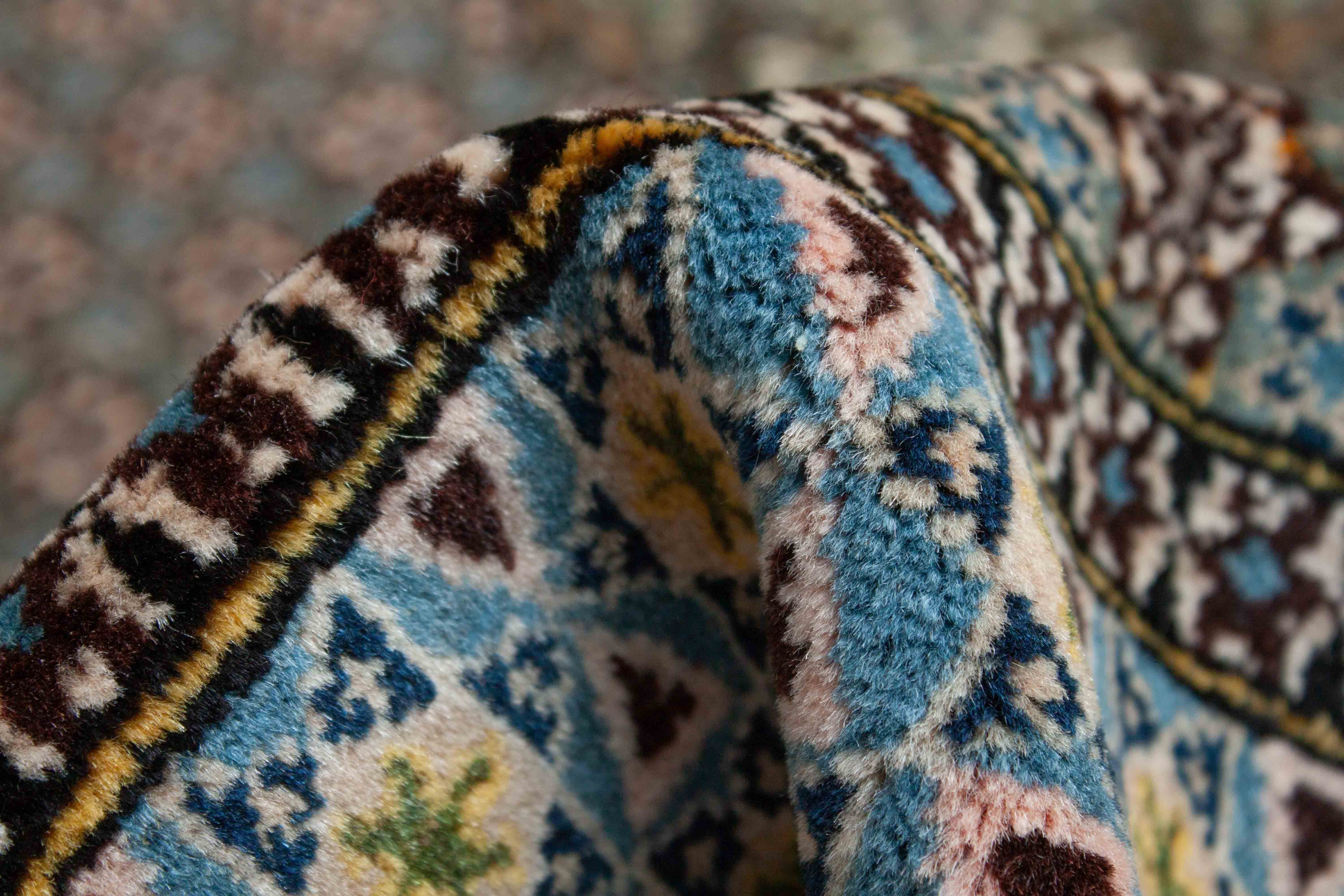 Eine Fotoaufnahme eines Ghom Teppichs.