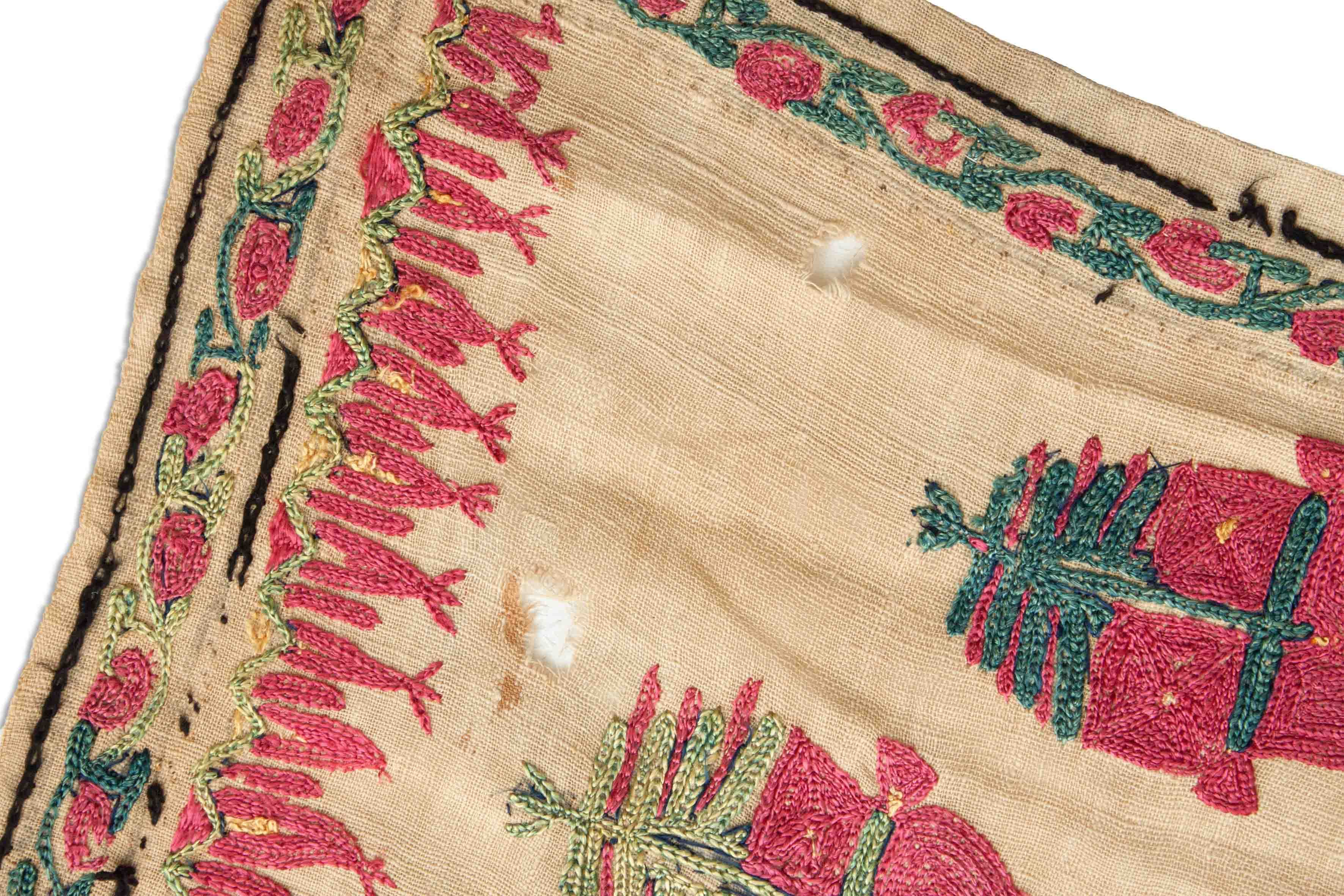 Eine Fotoaufnahme eines Antikes Textilfragment Teppichs.