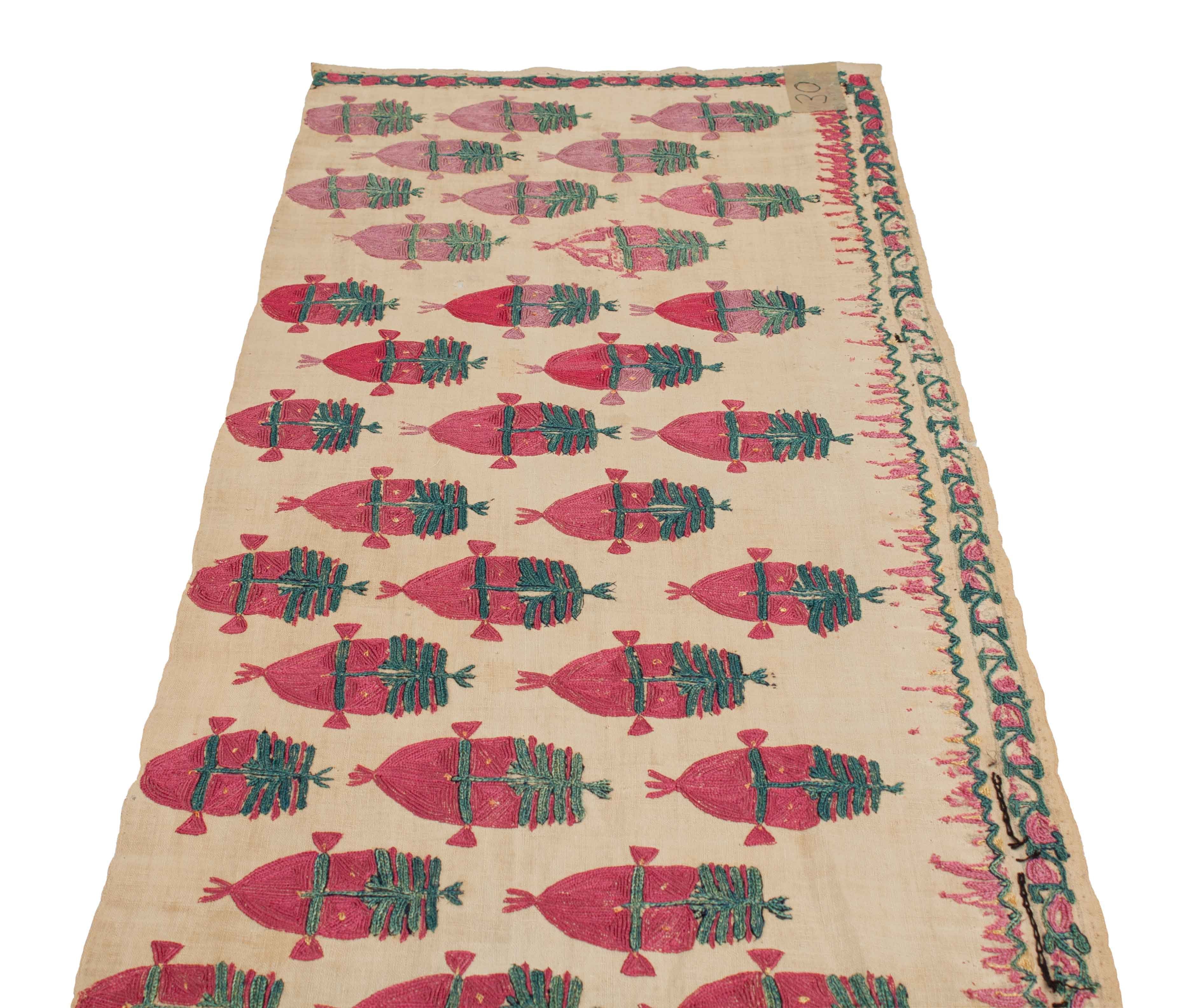 Eine Fotoaufnahme eines Antikes Textilfragment Teppichs.