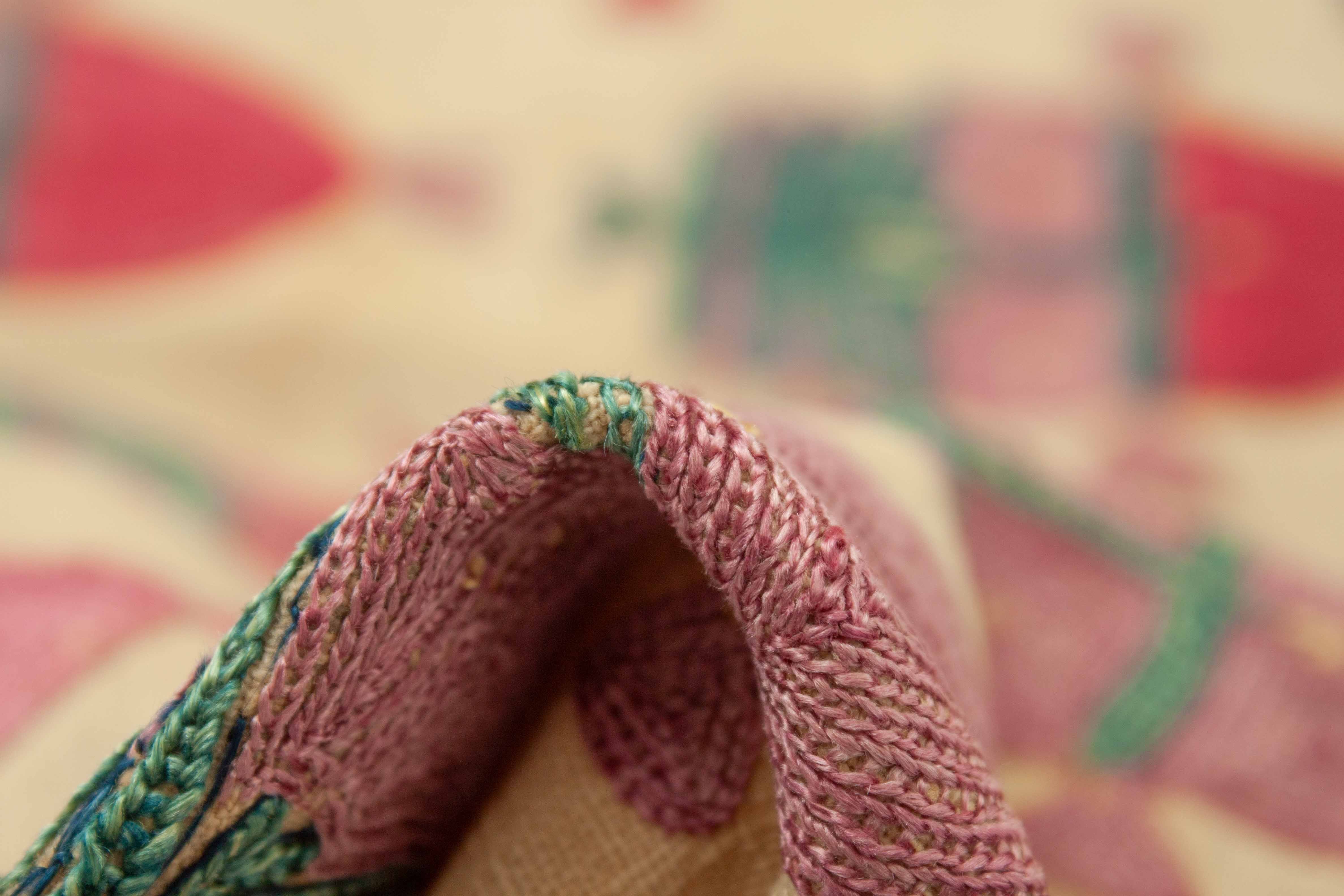 Eine Fotoaufnahme eines Antikes Textilfragment Teppichs.