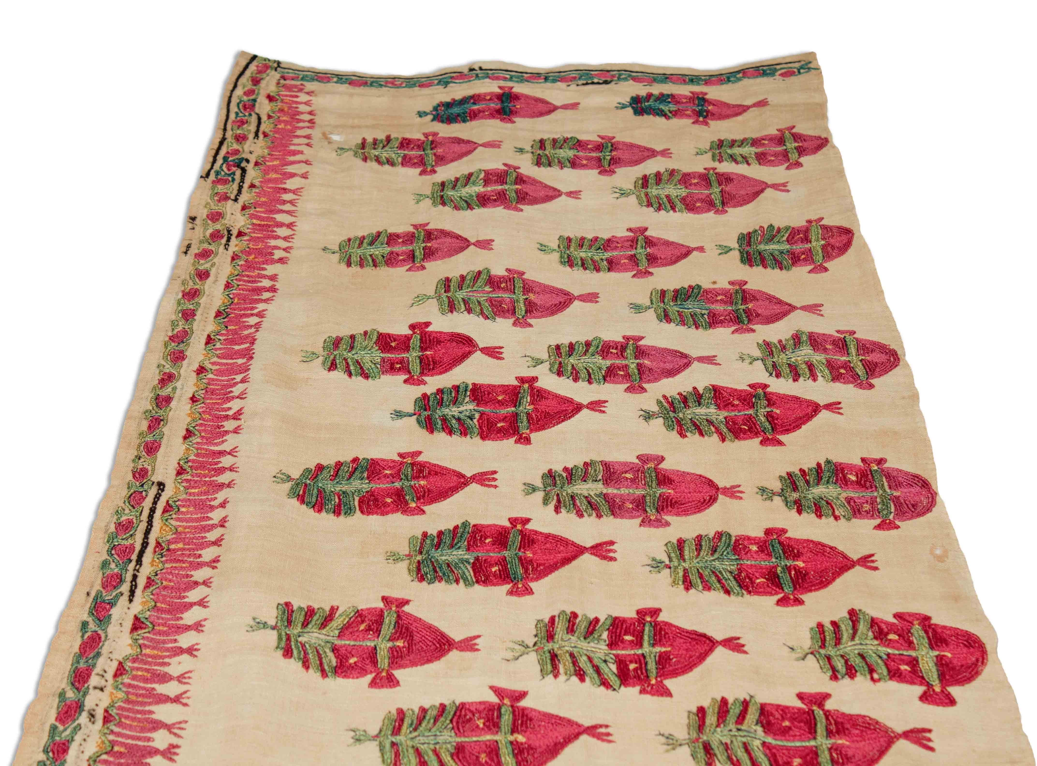 Eine Fotoaufnahme eines Antikes Textilfragment Teppichs.