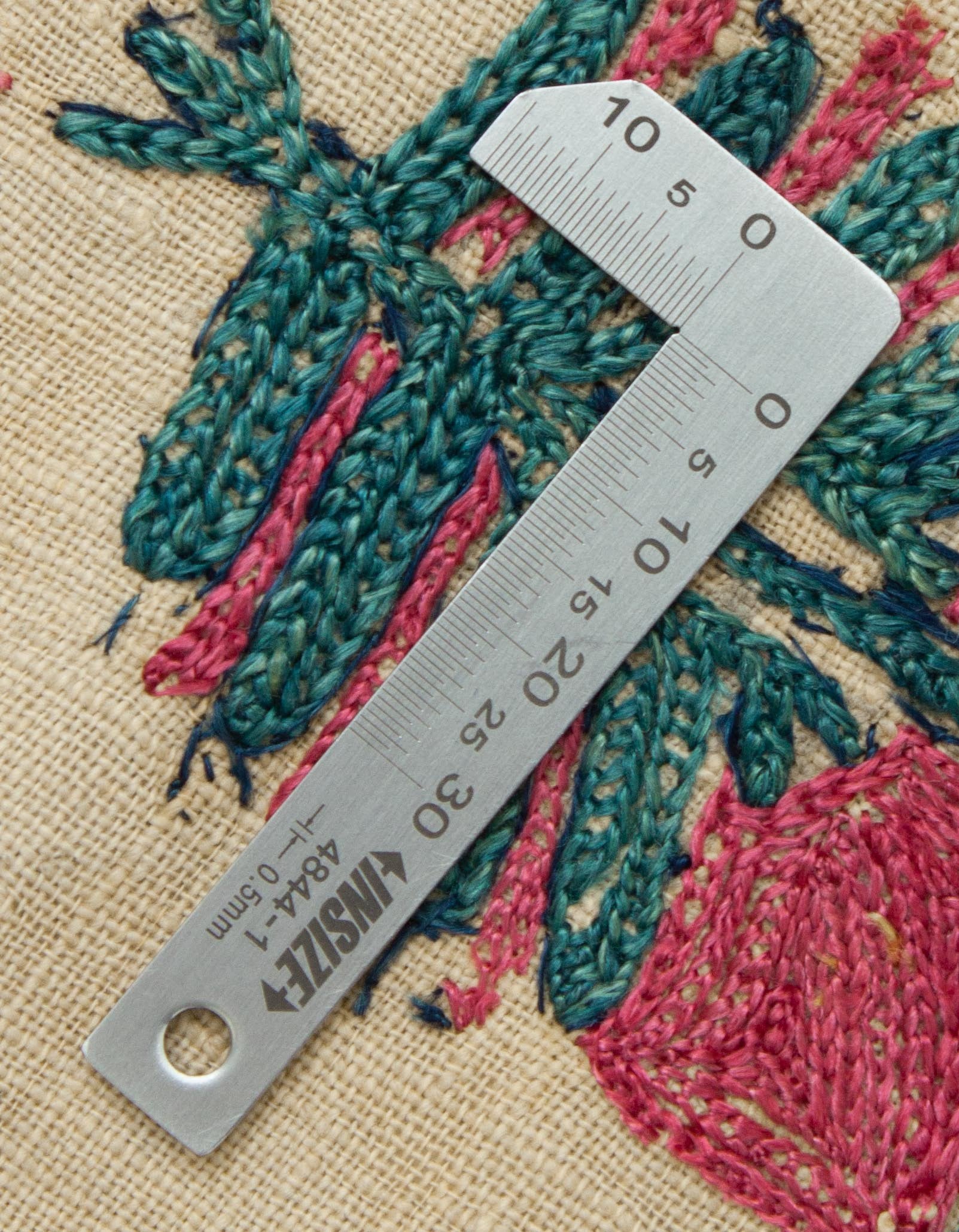 Eine Fotoaufnahme eines Antikes Textilfragment Teppichs.