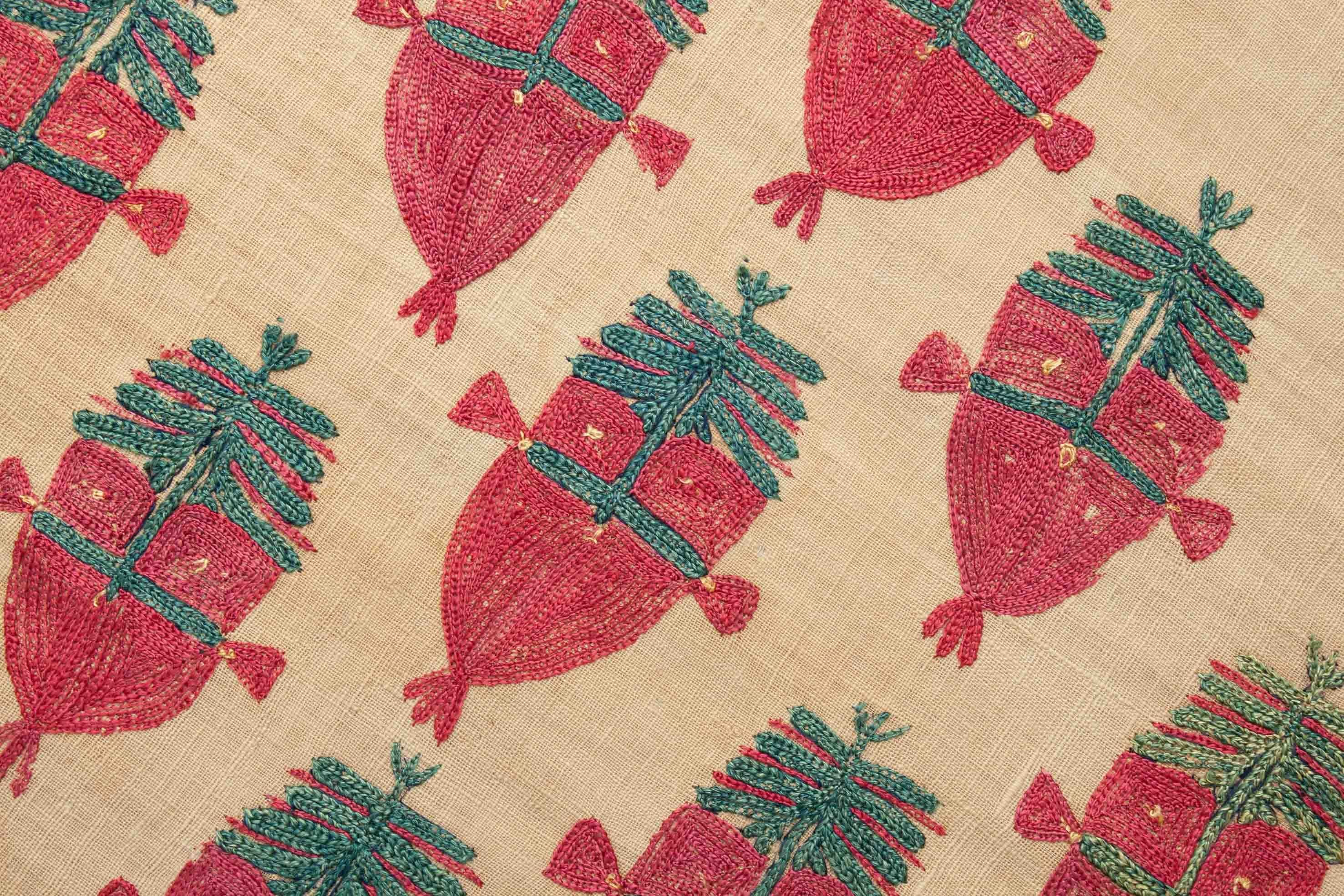 Eine Fotoaufnahme eines Antikes Textilfragment Teppichs.