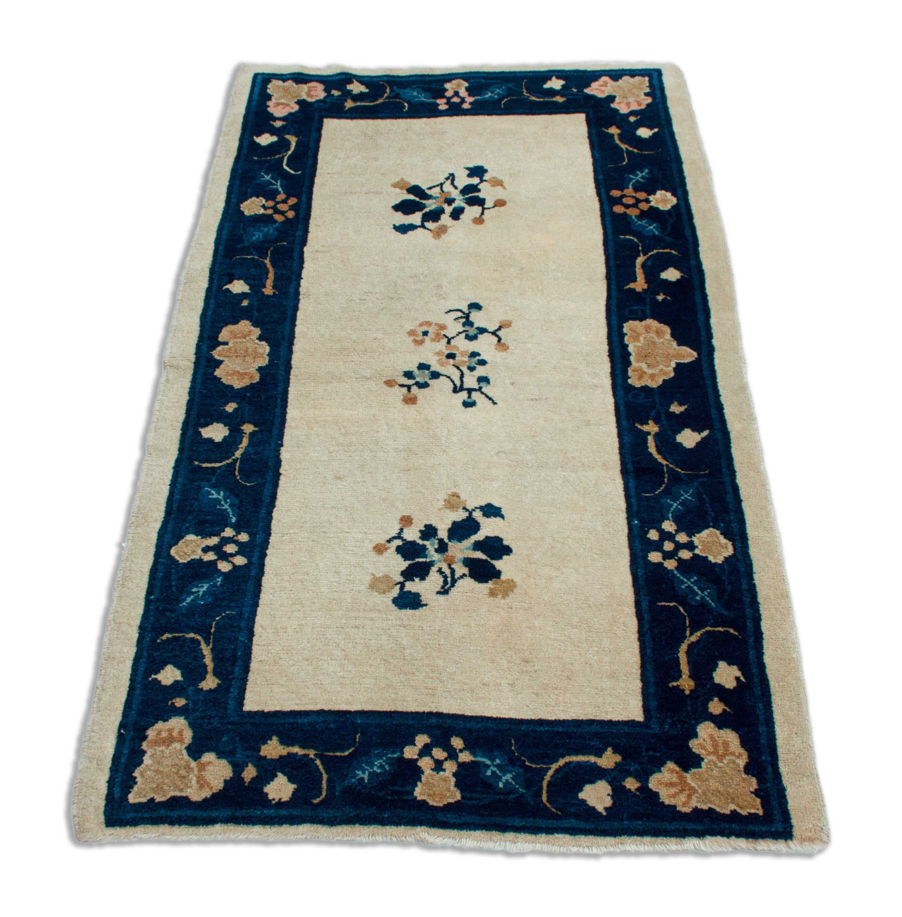 Eine Fotoaufnahme eines US Import China Teppich Teppichs.