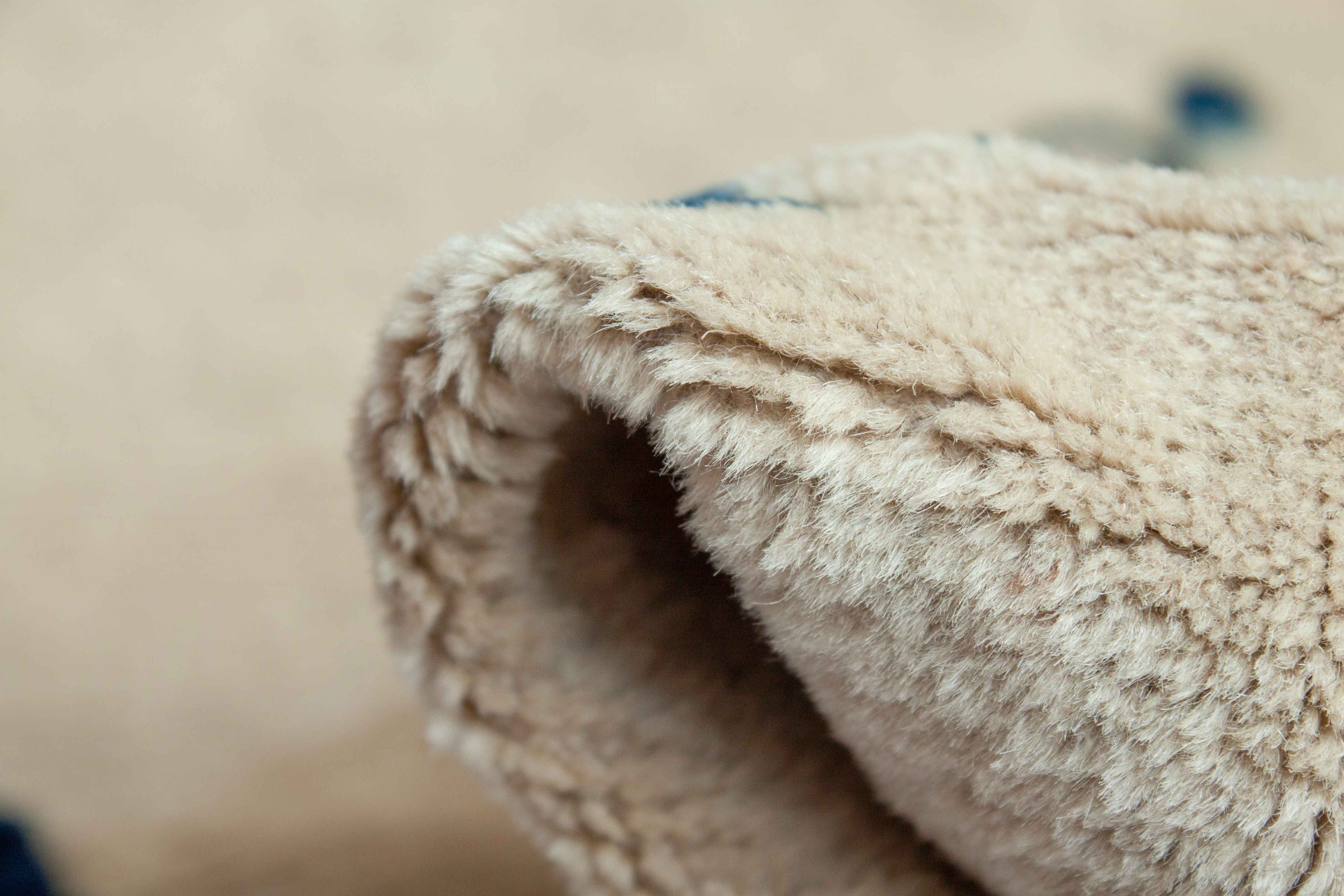 Eine Fotoaufnahme eines US Import China Teppich Teppichs.