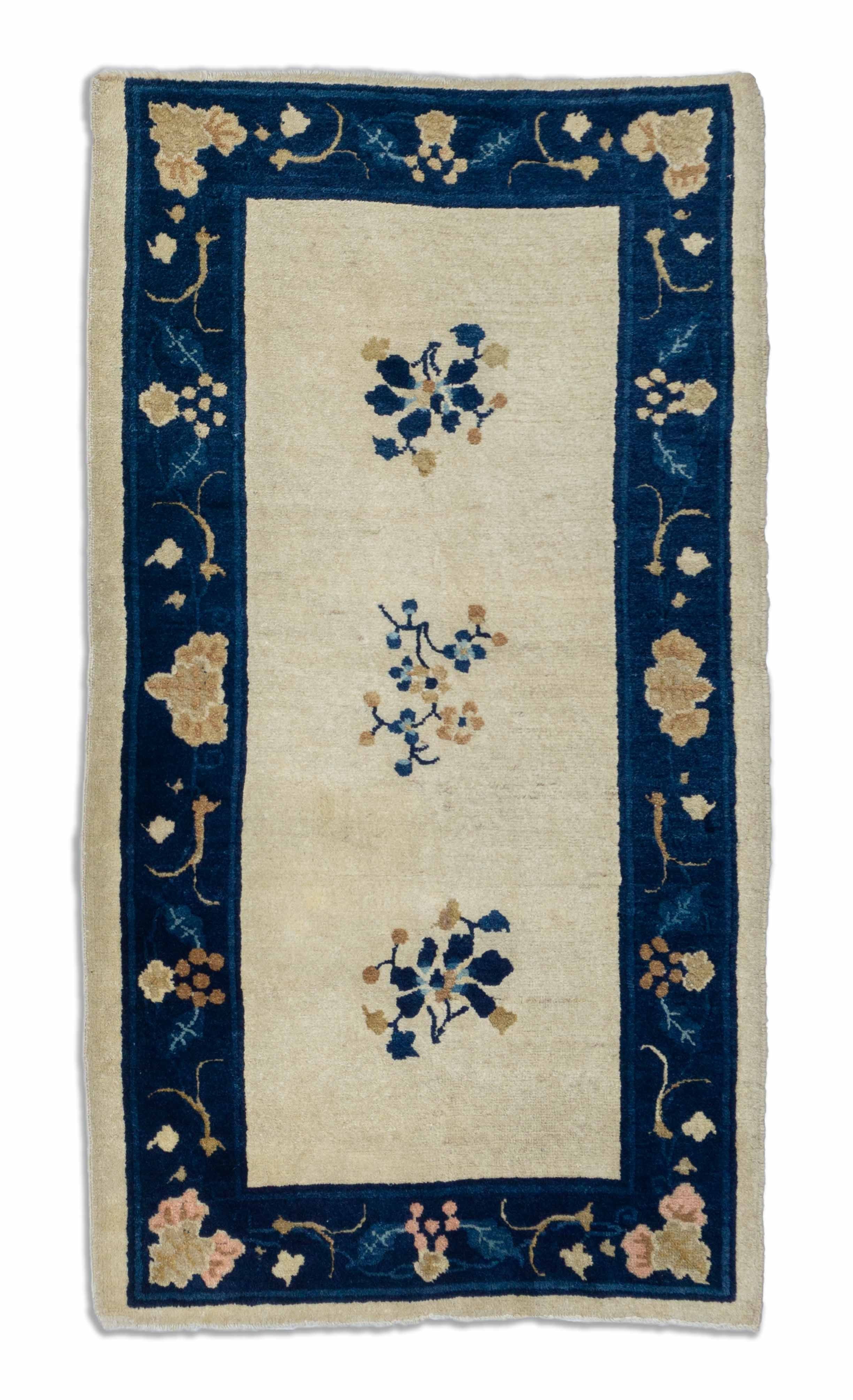 Eine Fotoaufnahme eines US Import China Teppich Teppichs.