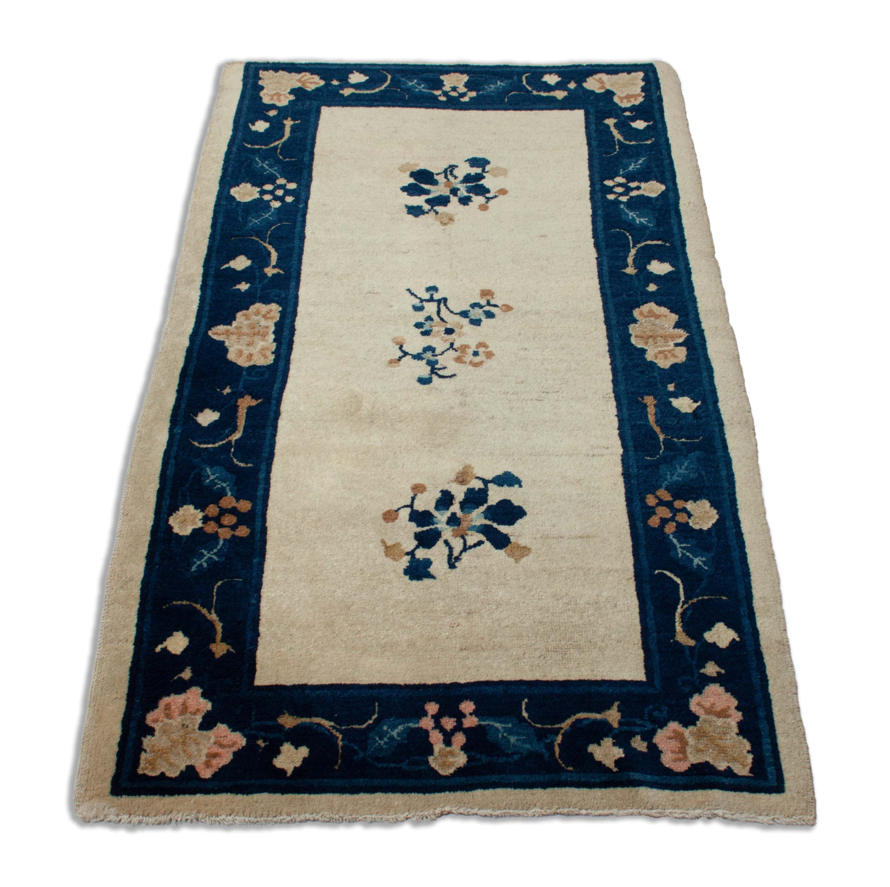 Eine Fotoaufnahme eines US Import China Teppich Teppichs.