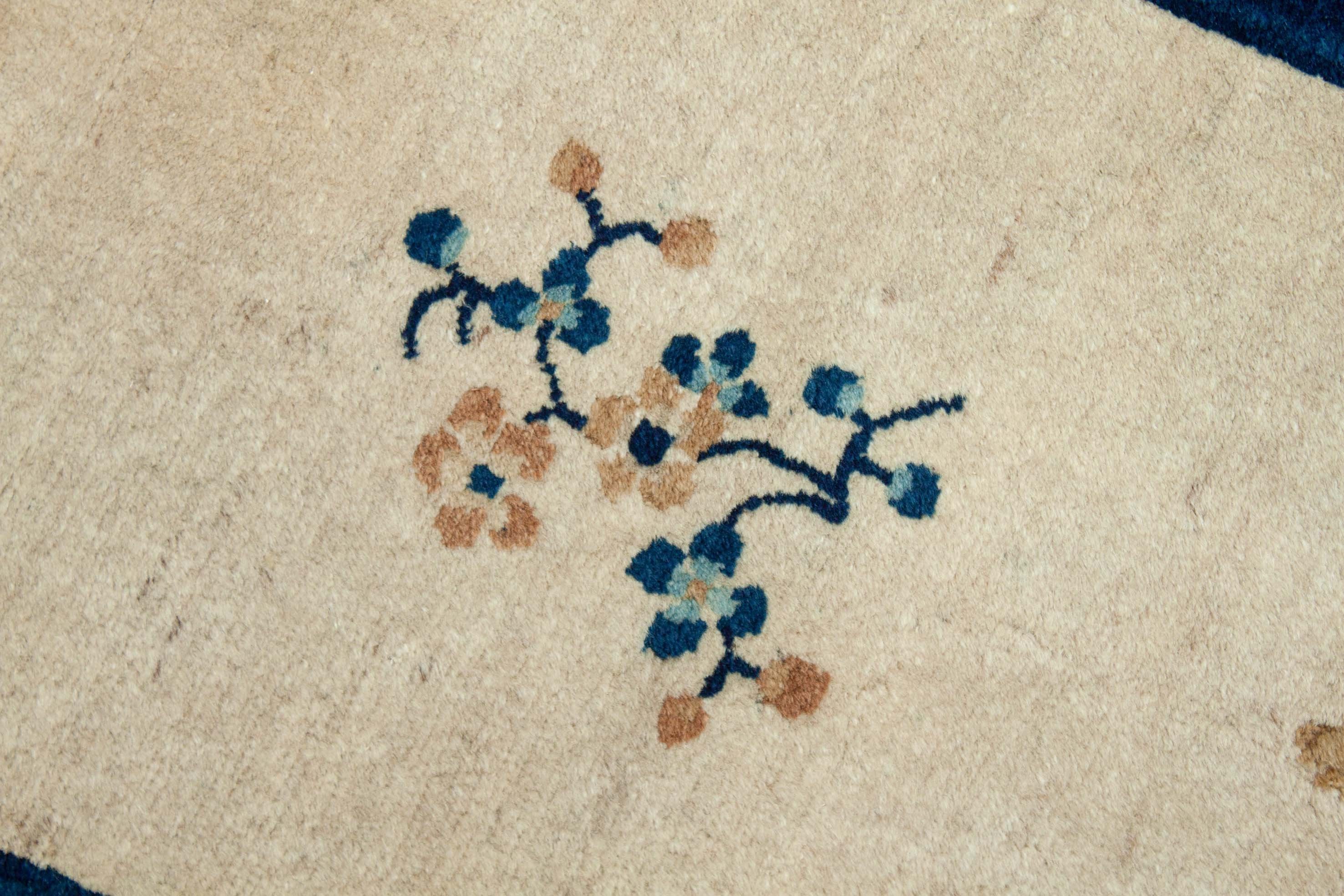 Eine Fotoaufnahme eines US Import China Teppich Teppichs.