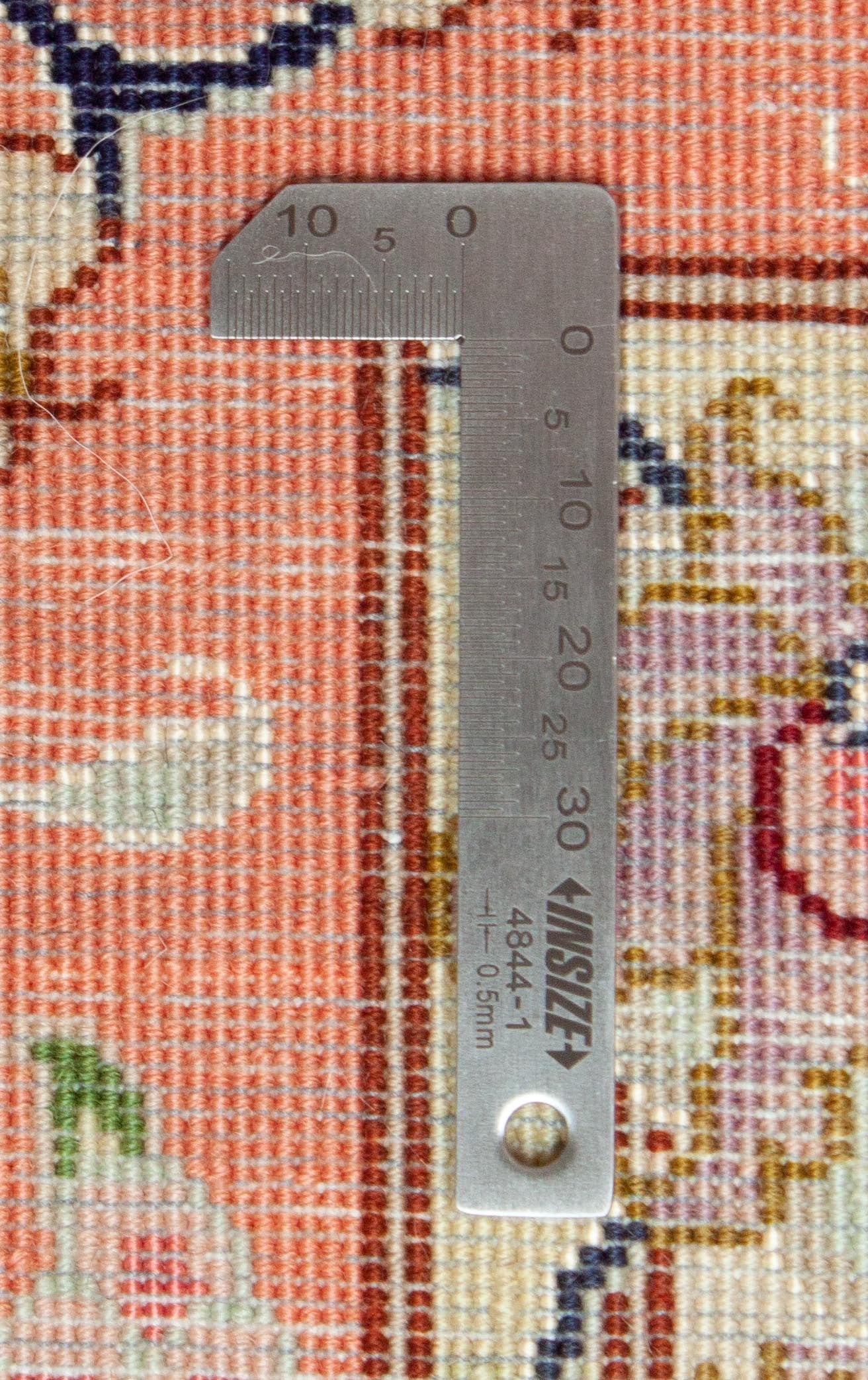 Eine Fotoaufnahme eines Täbriz Teppichs.