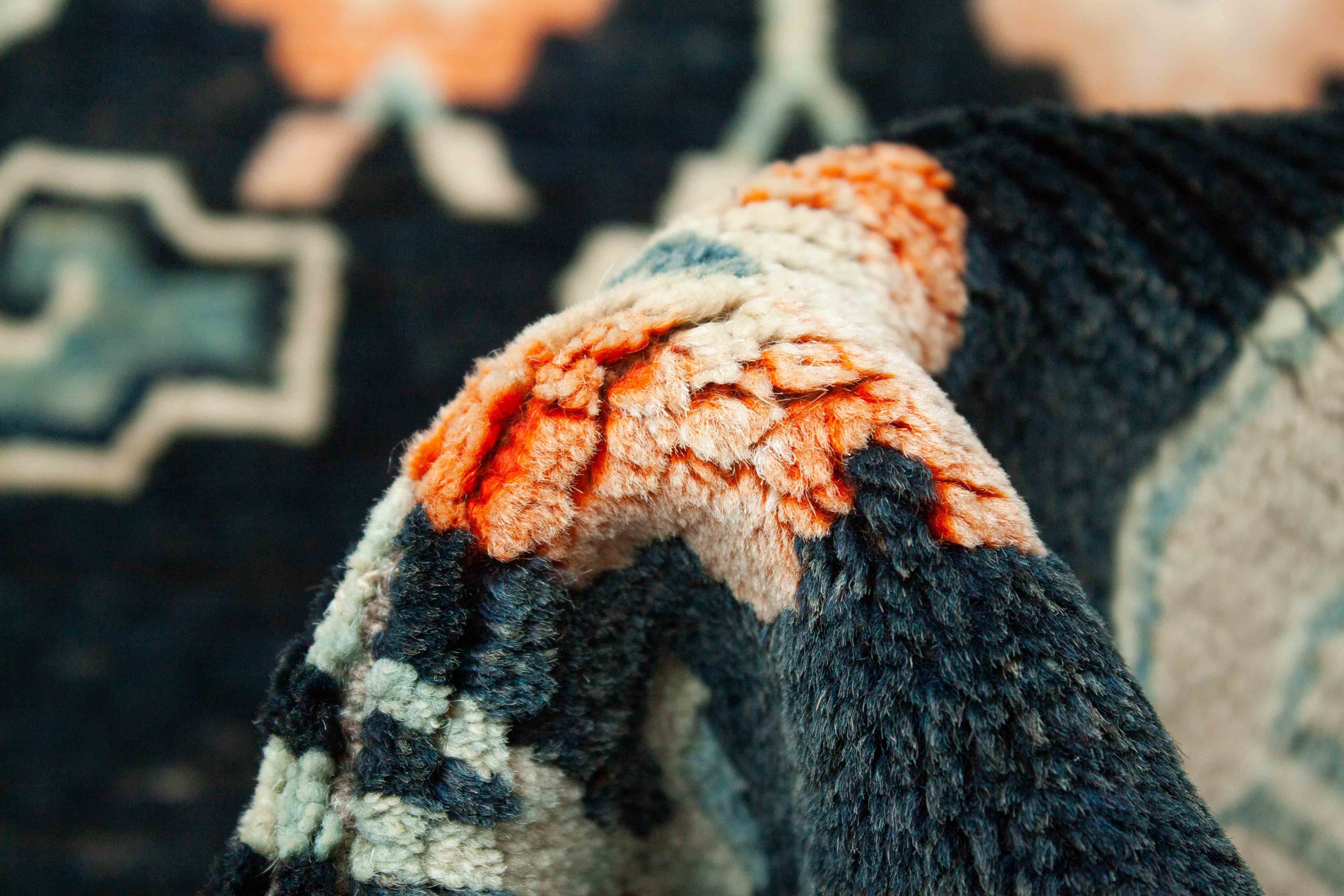 Eine Fotoaufnahme eines Tibeter Teppich Teppichs.